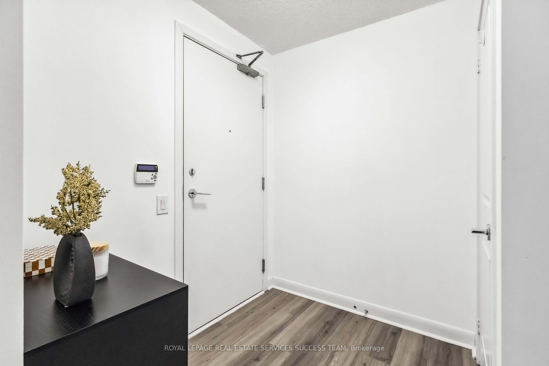 2 Bedrooms Condo at 25 Town Centre,  Toronto For sale