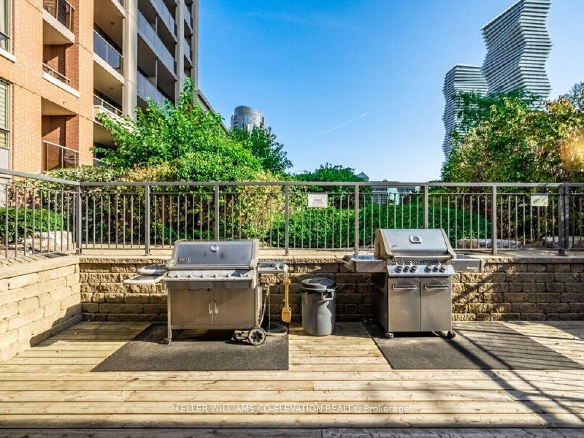 2 Bedrooms Condo at 330 Princess Royal, Mississauga For sale