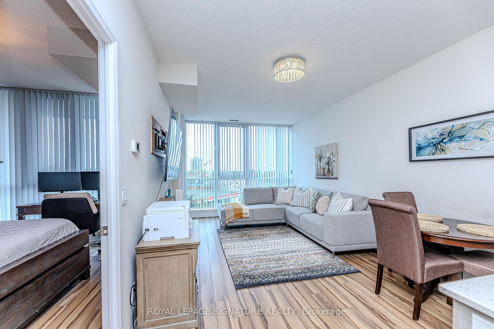 2 Bedrooms Condo at 55 Eglinton, Mississauga For sale
