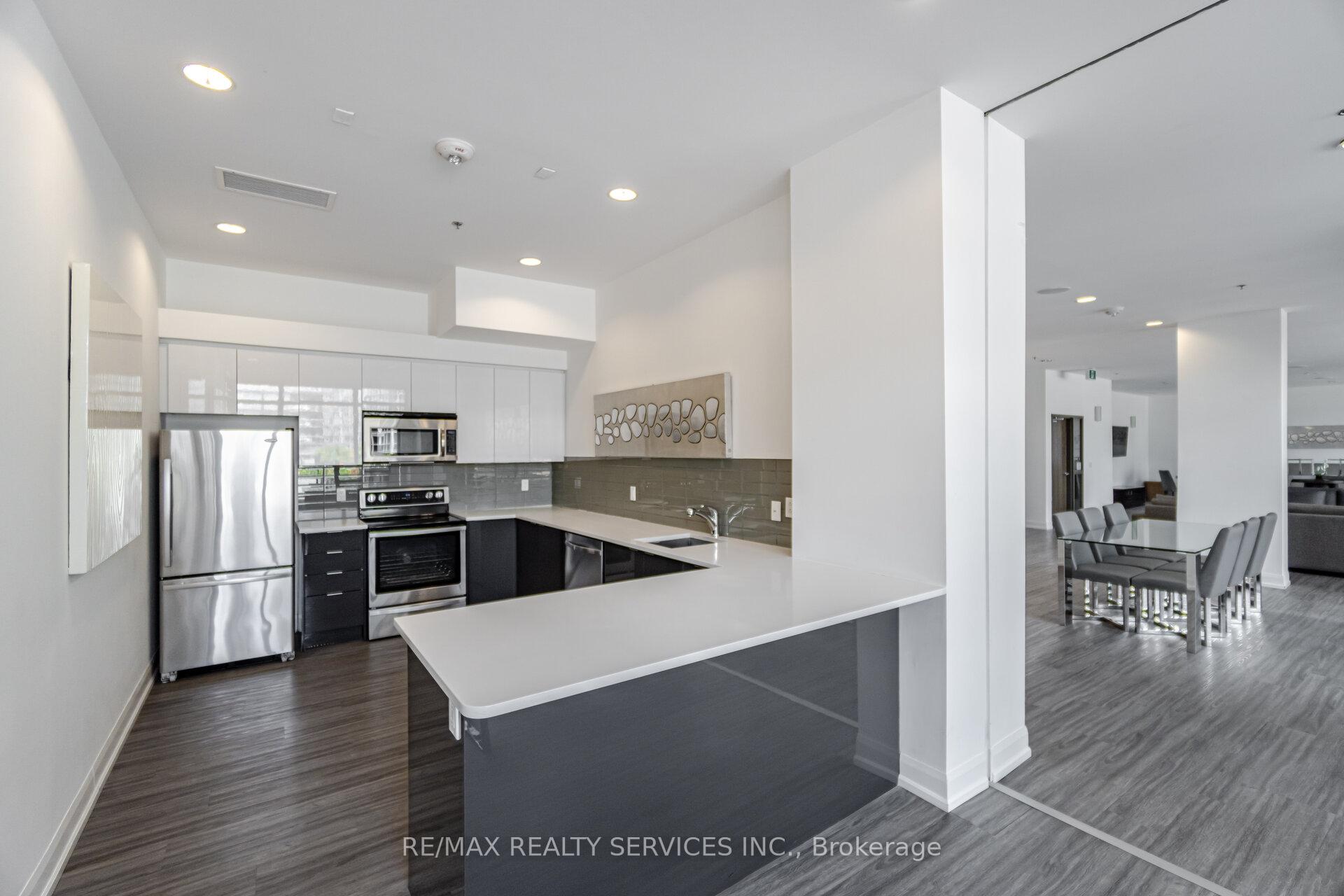 3 Bedrooms Condo at 2900 Highway 7, Vaughan For sale