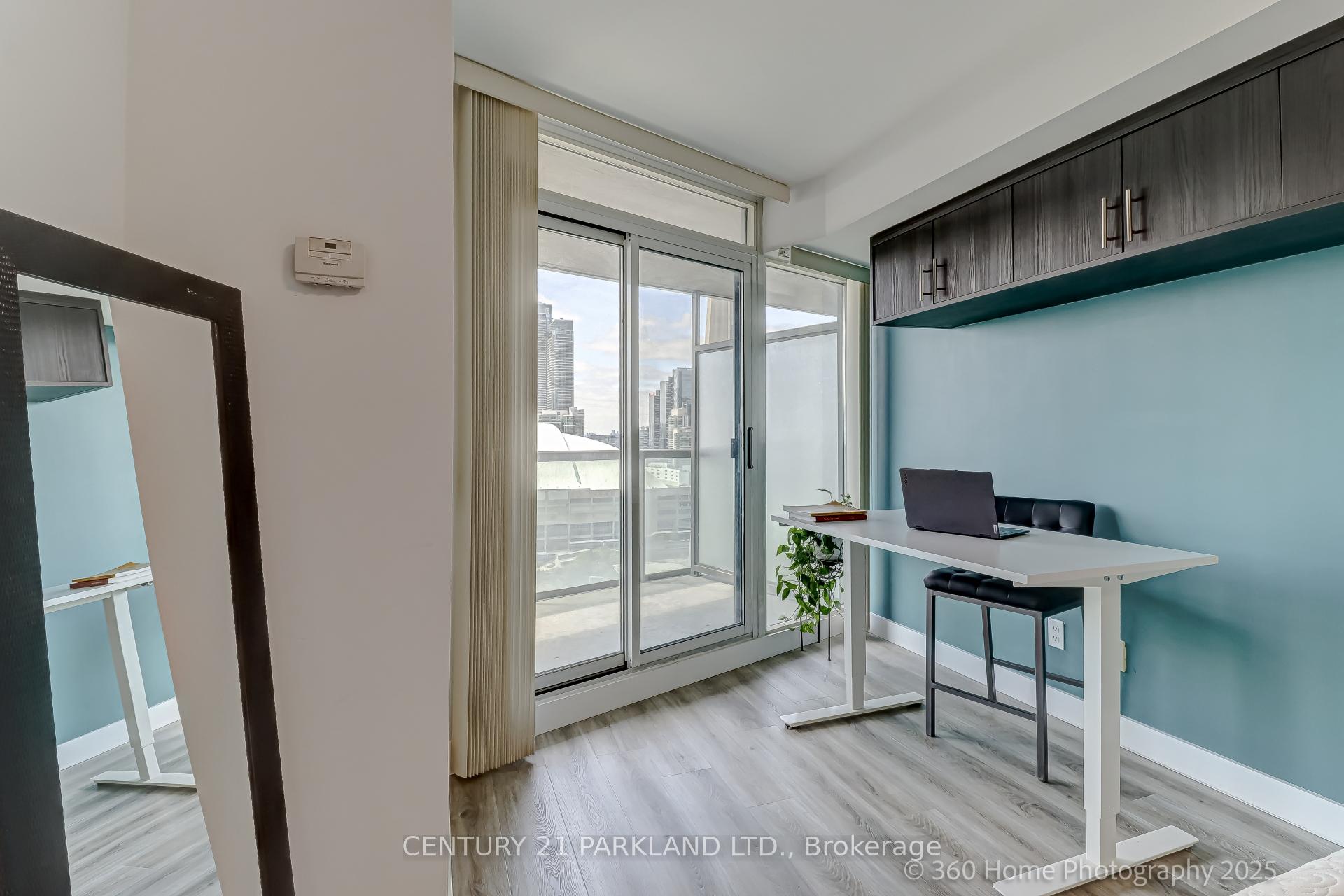 2 Bedrooms Condo at 30 Grand Trunk, Toronto For sale