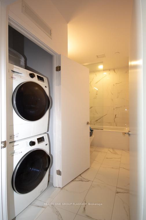 2 Bedrooms Condo at 38 Honeycrisp, Vaughan For sale