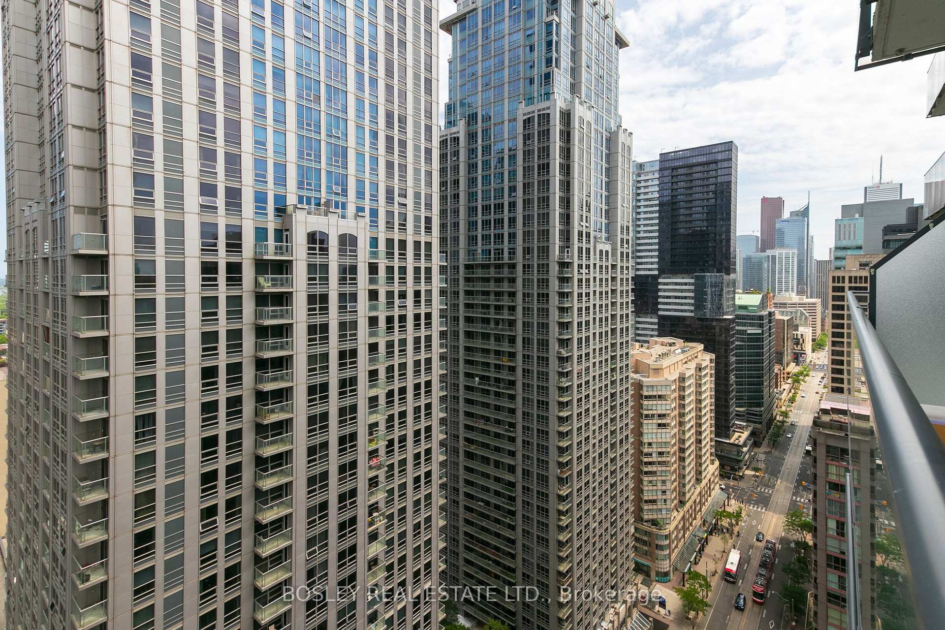 2 Bedrooms Condo at 770 Bay, Toronto For sale
