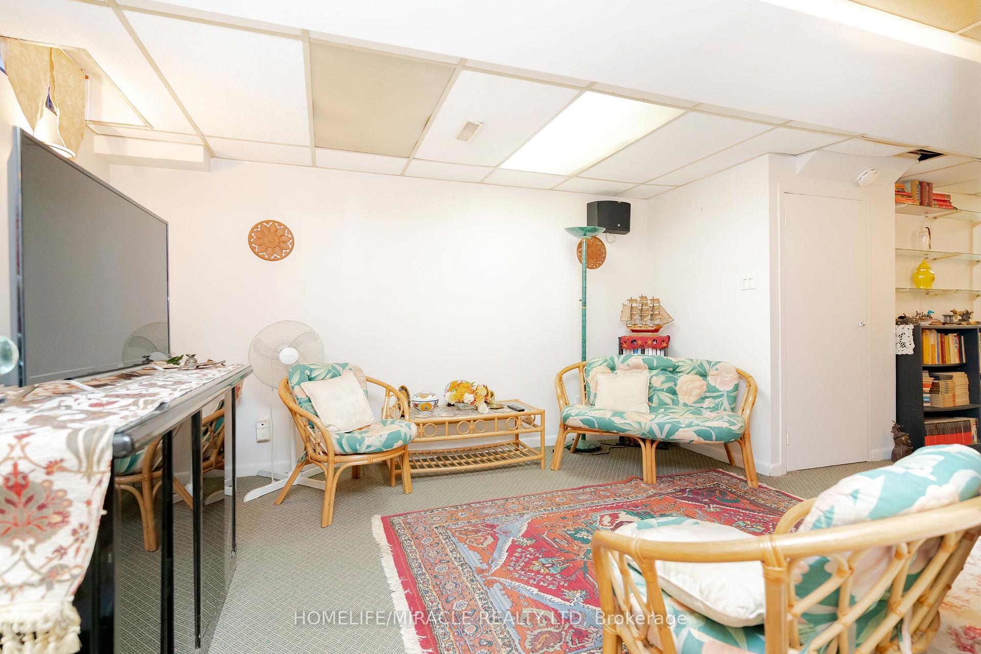 4 Bedrooms Condo at 50 Blackwell, Toronto For sale