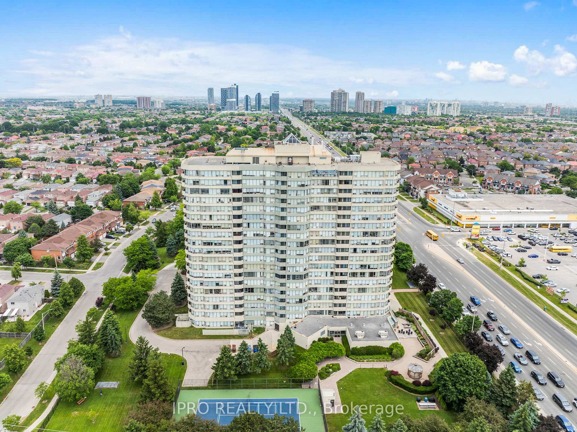 3 Bedrooms Condo at 700 Constellation, Mississauga For sale