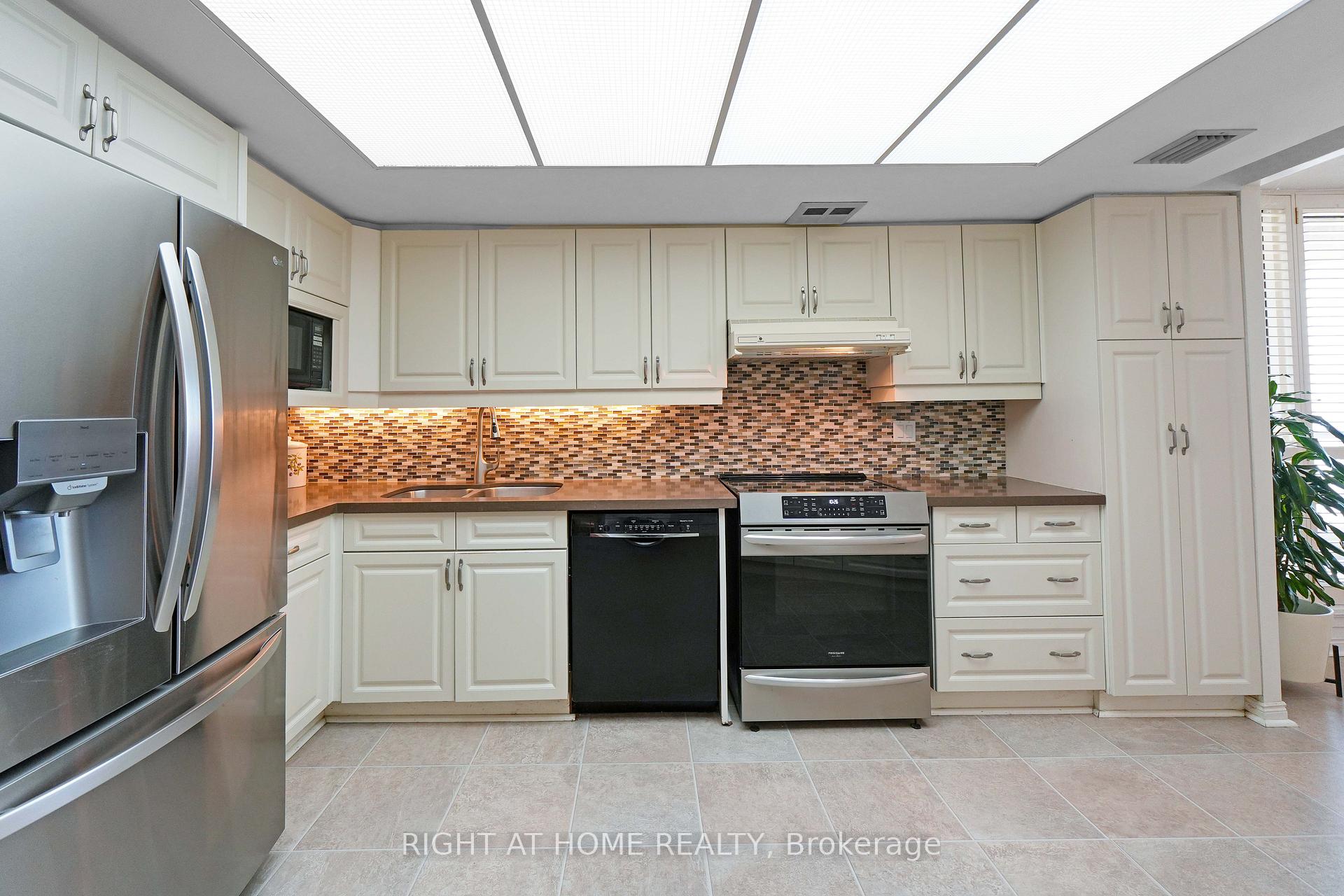 3 Bedrooms Condo at 20 Guildwood, Toronto For sale