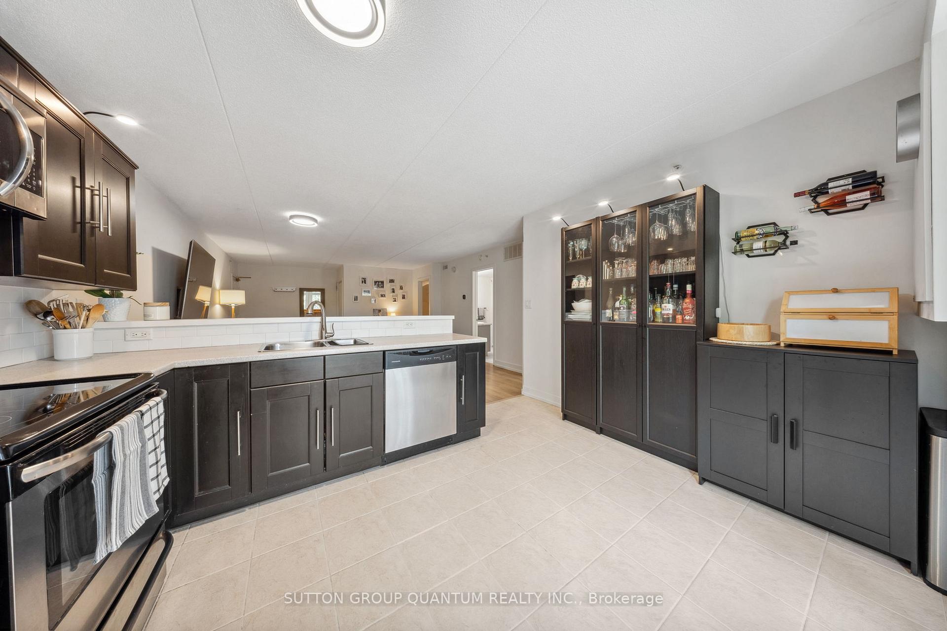 2 Bedrooms Condo at 4003 Kilmer, Burlington For sale