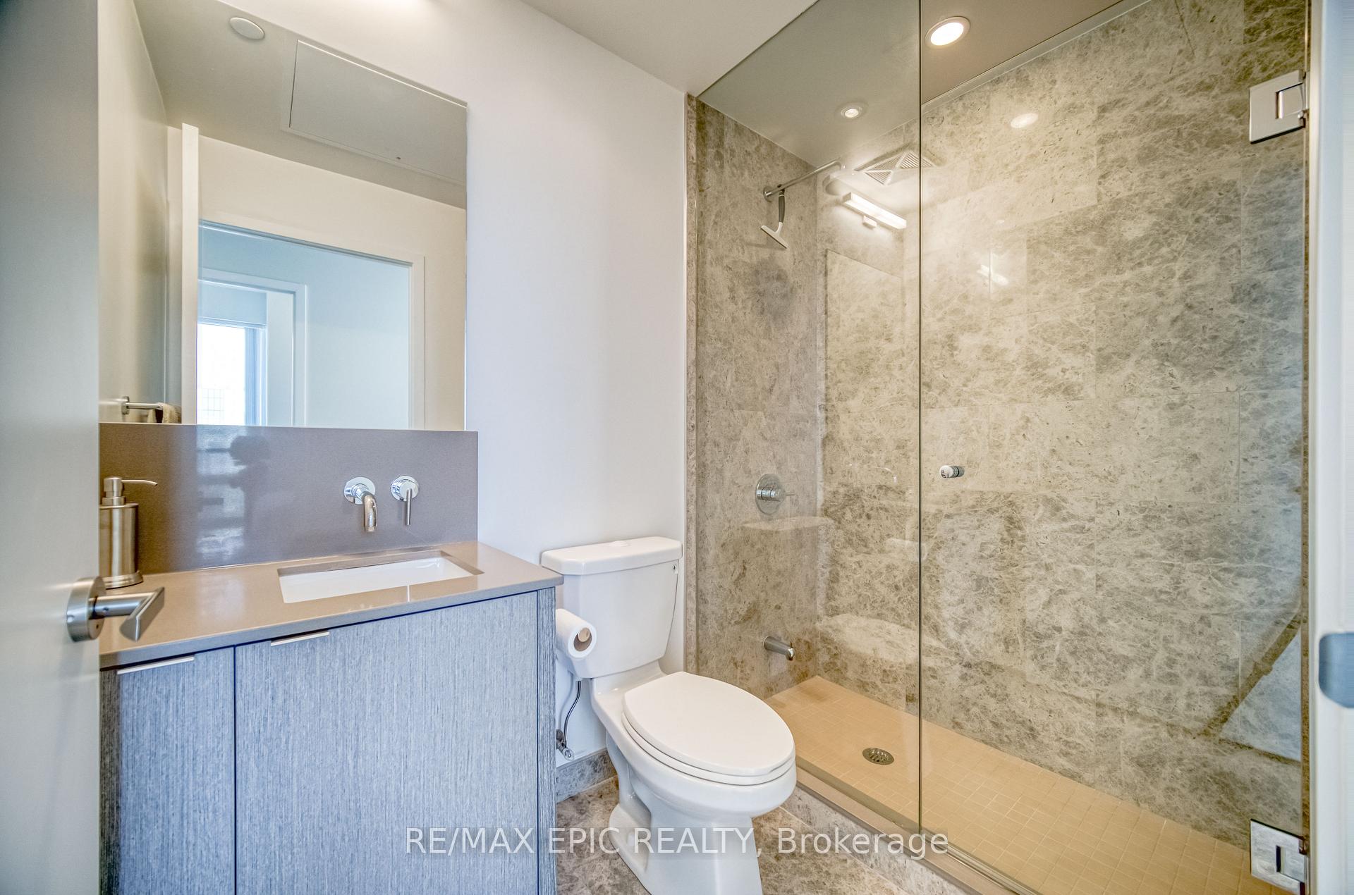 3 Bedrooms Condo at 88 Harbour,  Toronto For sale
