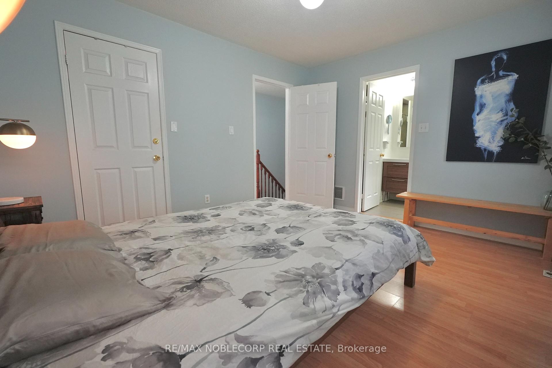 4 Bedrooms Condo at 17 Overlea, Toronto For sale