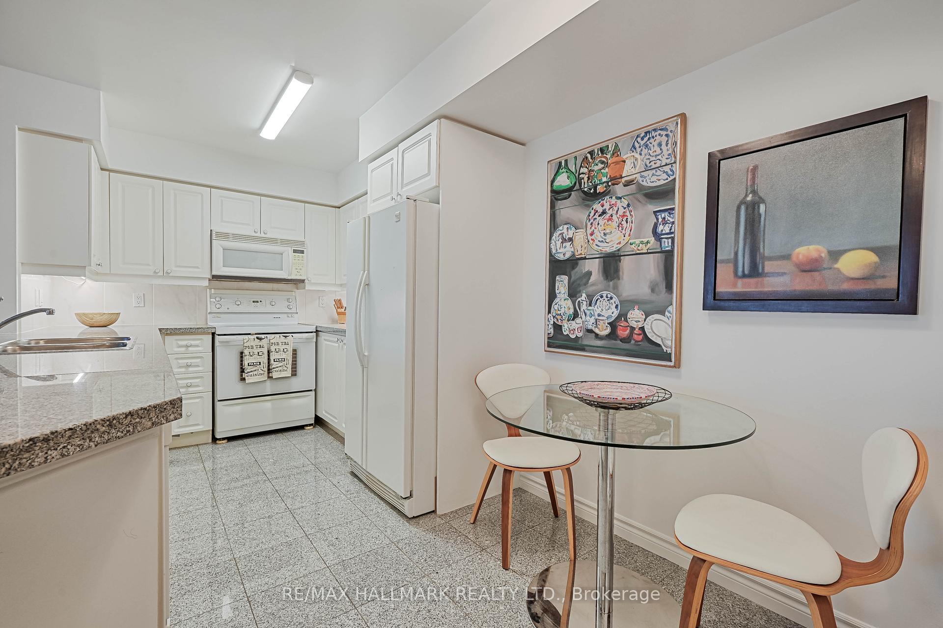 2 Bedrooms Condo at 388 Bloor, Toronto For sale