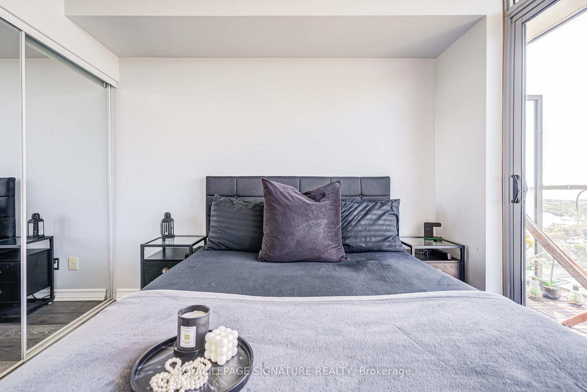 2 Bedrooms Condo at 105 The Queensway, Toronto For sale