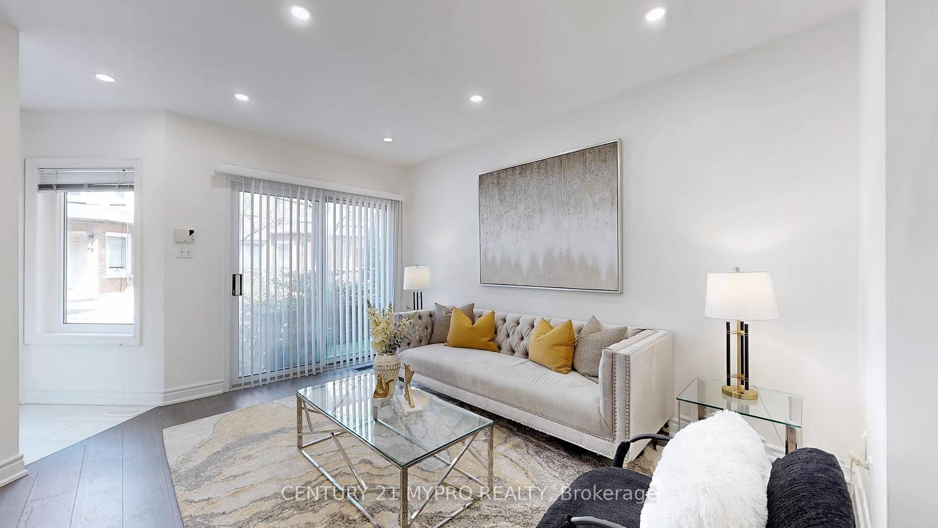 3 Bedrooms Condo at 735 New Westminster,  Vaughan For sale