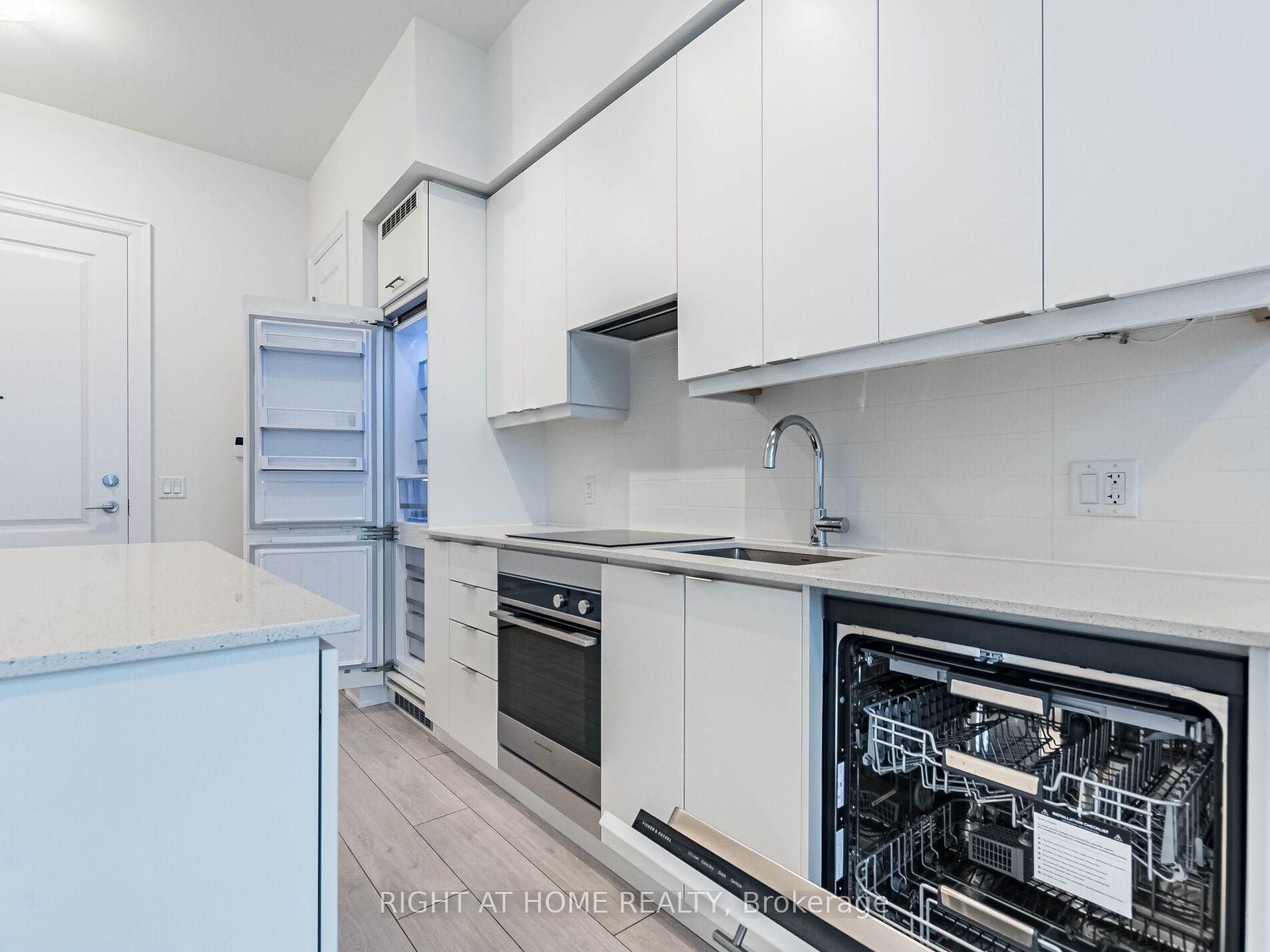 2 Bedrooms Condo at 30 Elm,  Mississauga For sale