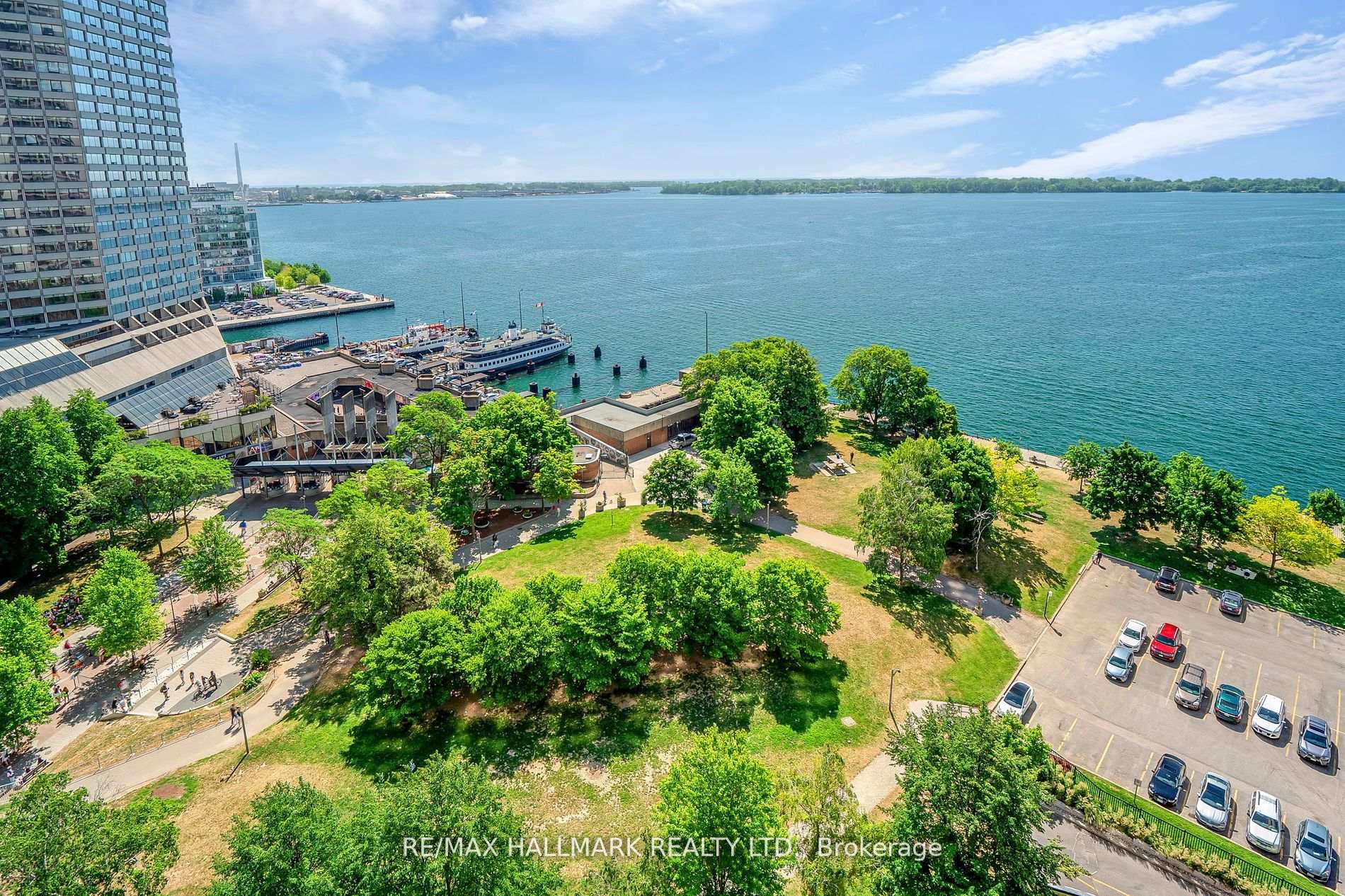 2 Bedrooms Condo at 77 Harbour, Toronto For sale