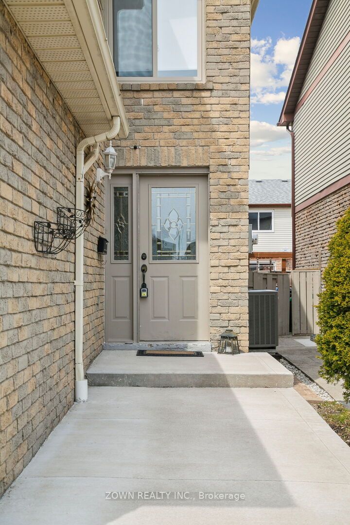 33 Dafoe Crescent