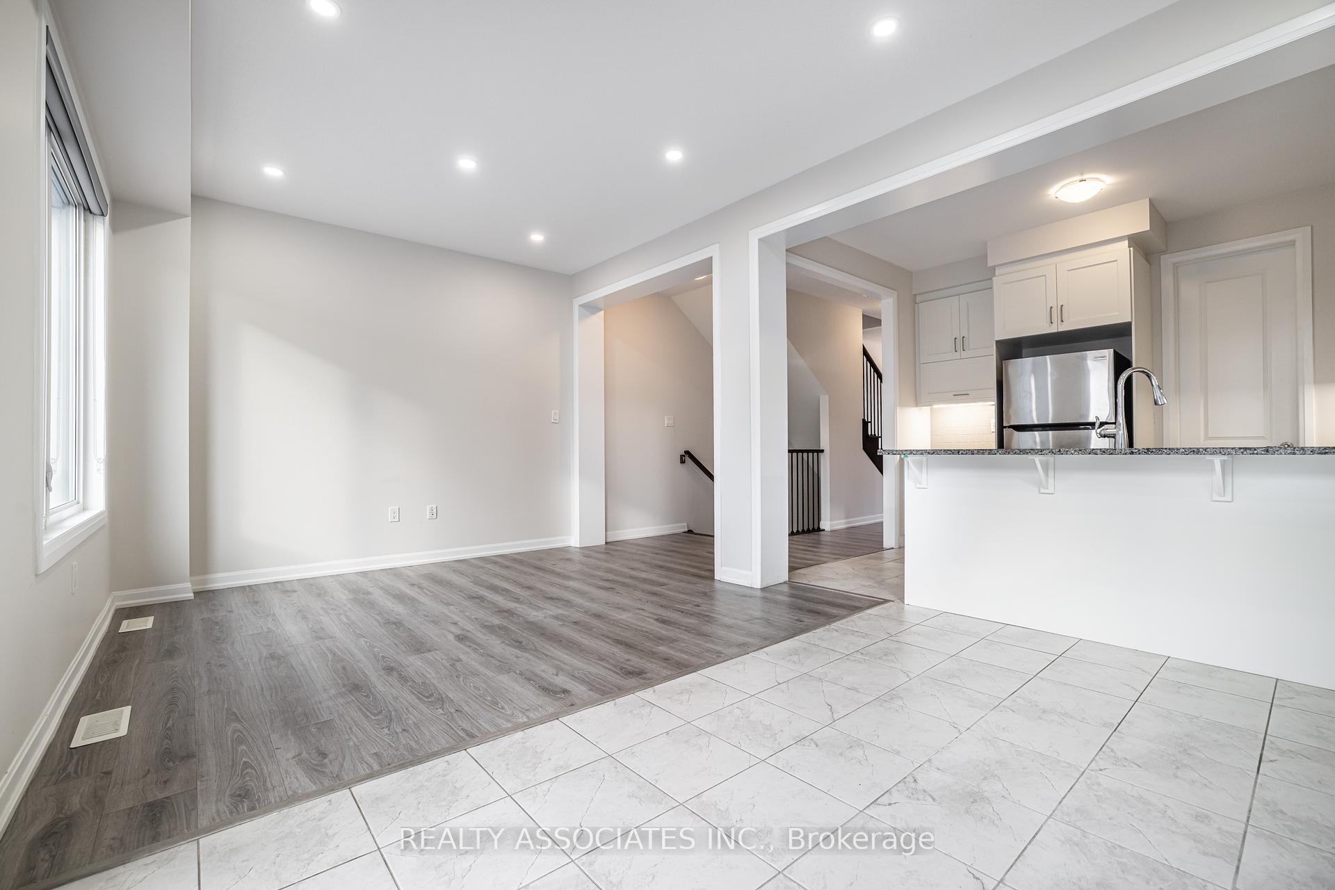 4 Bedrooms Condo at 133 Grovewood, Oakville For sale