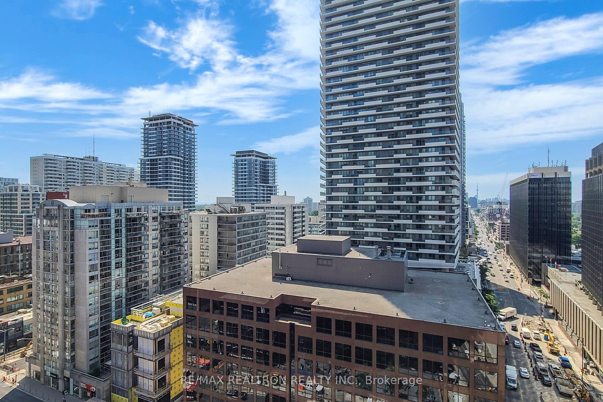 3 Bedrooms Condo at 8 Eglinton, Toronto For sale
