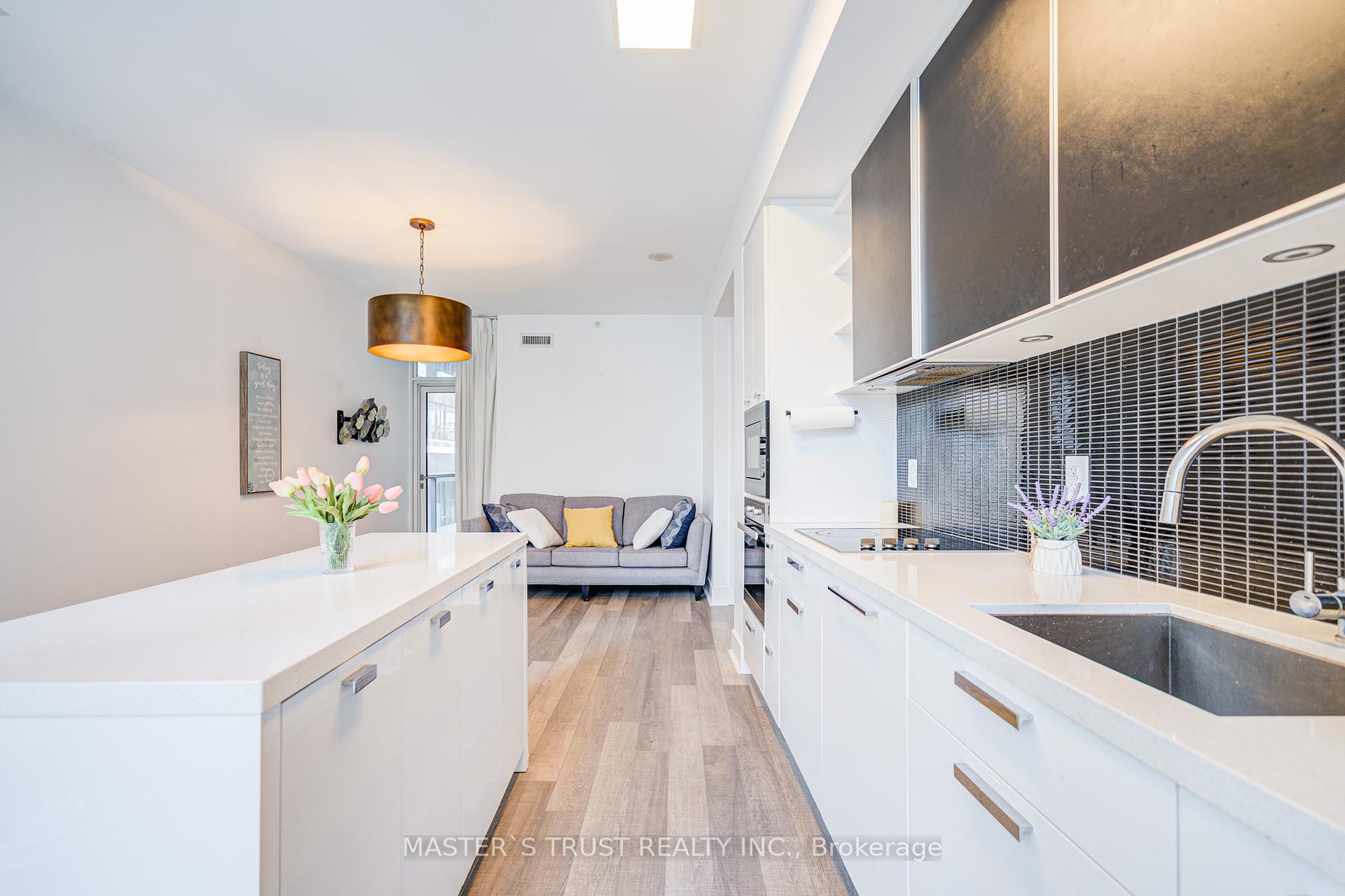 2 Bedrooms Condo at 32 Davenport, Toronto For sale