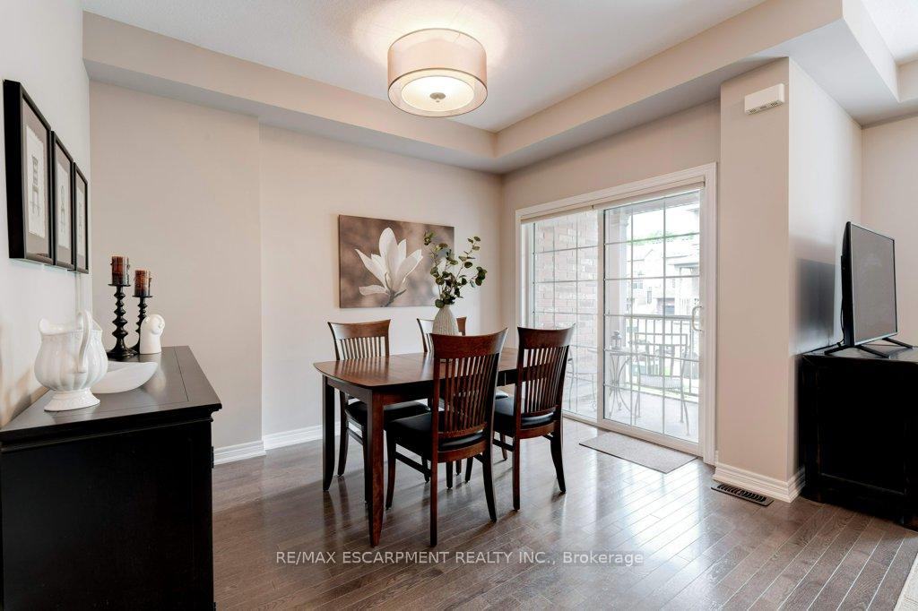 2 Bedrooms Condo at 257 Parkside, Hamilton For sale