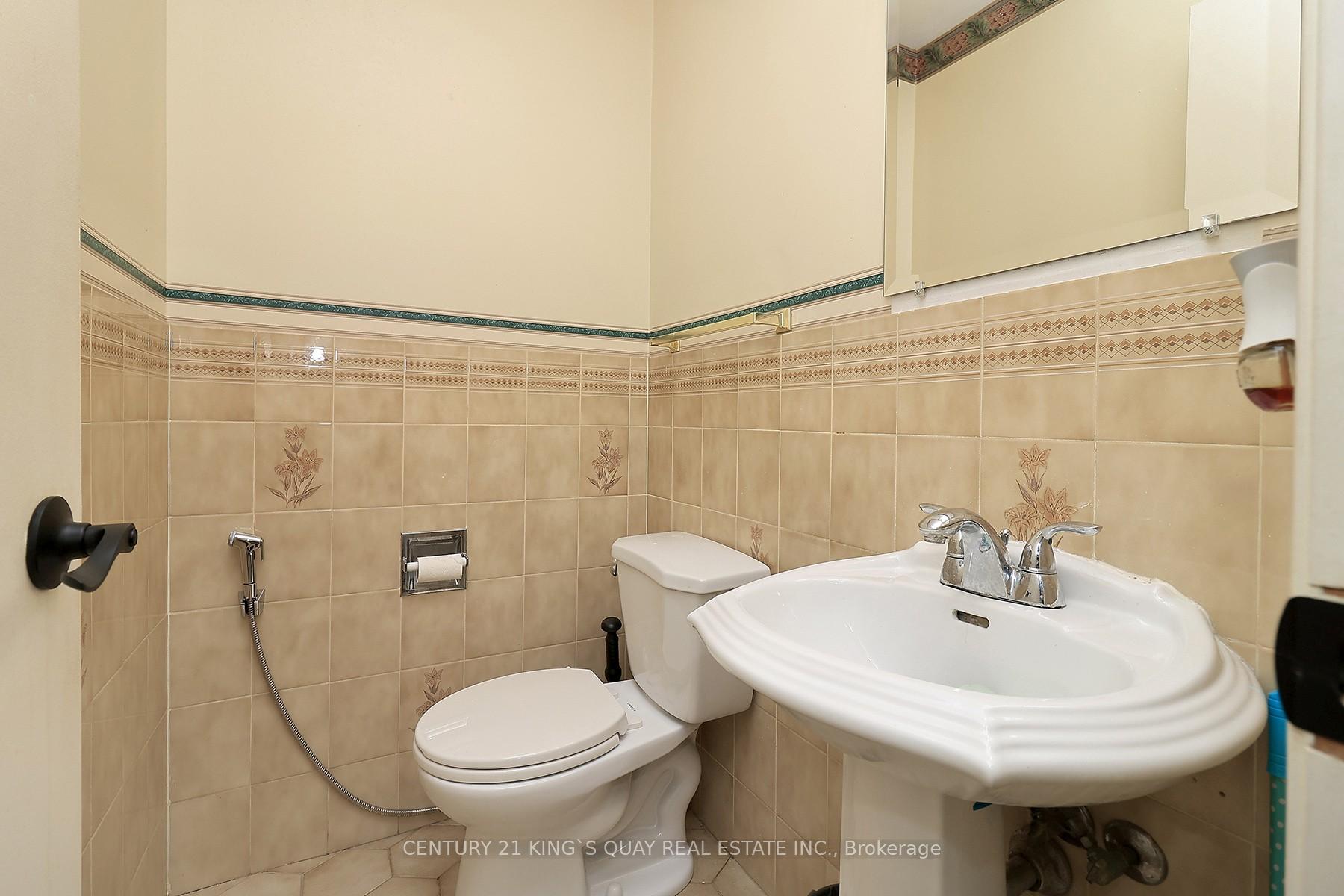 4 Bedrooms Condo at 25 Whitecap, Toronto For sale