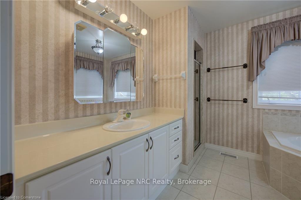 3 Bedrooms Condo at 120 Beddoe, Hamilton For sale