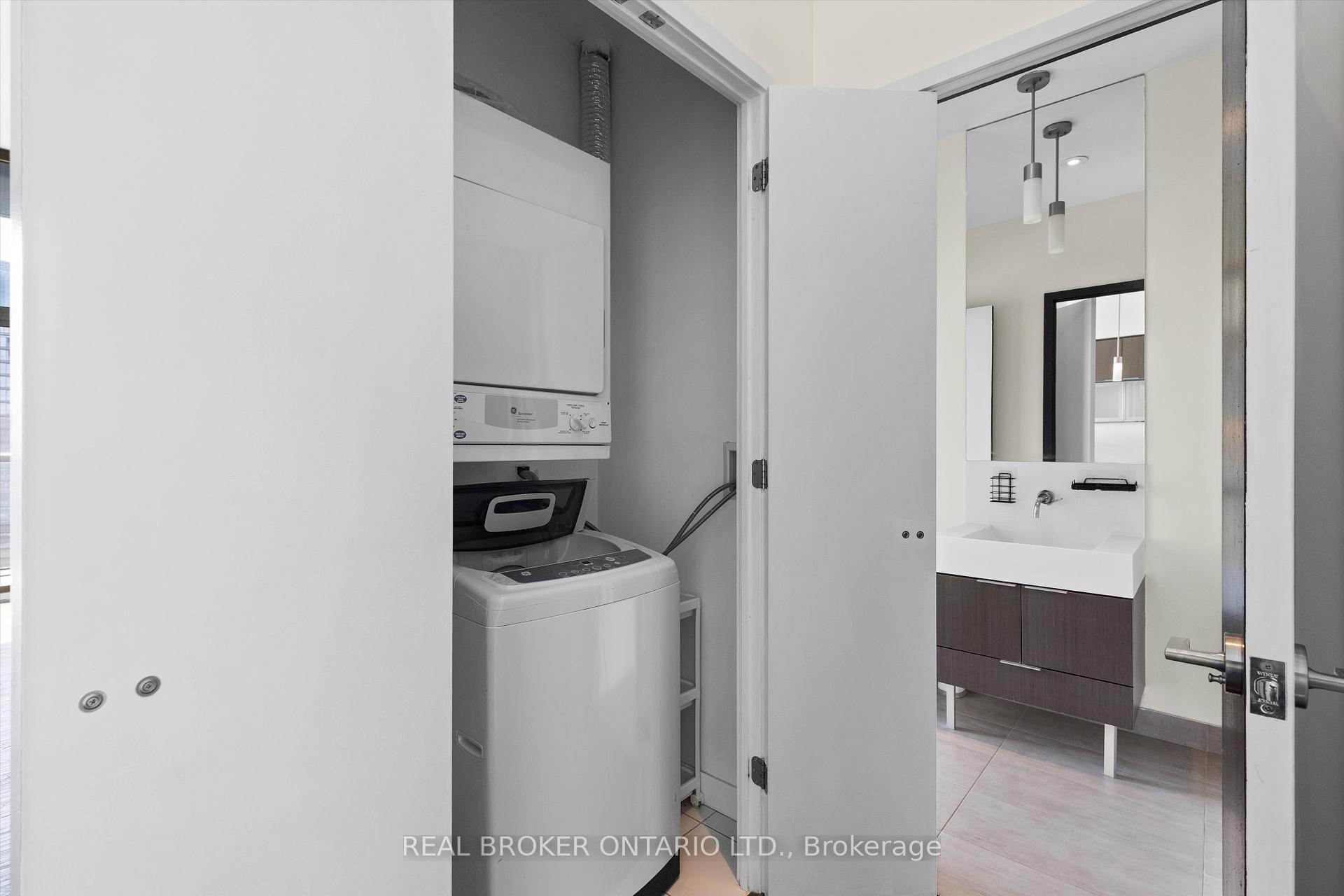 1 Bedroom Condo at 110 Charles, Toronto For sale