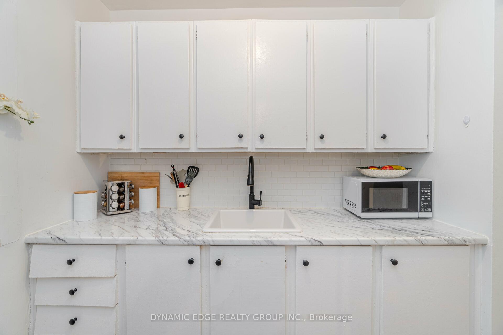 2 Bedrooms Condo at 57 Mericourt,  Hamilton For sale