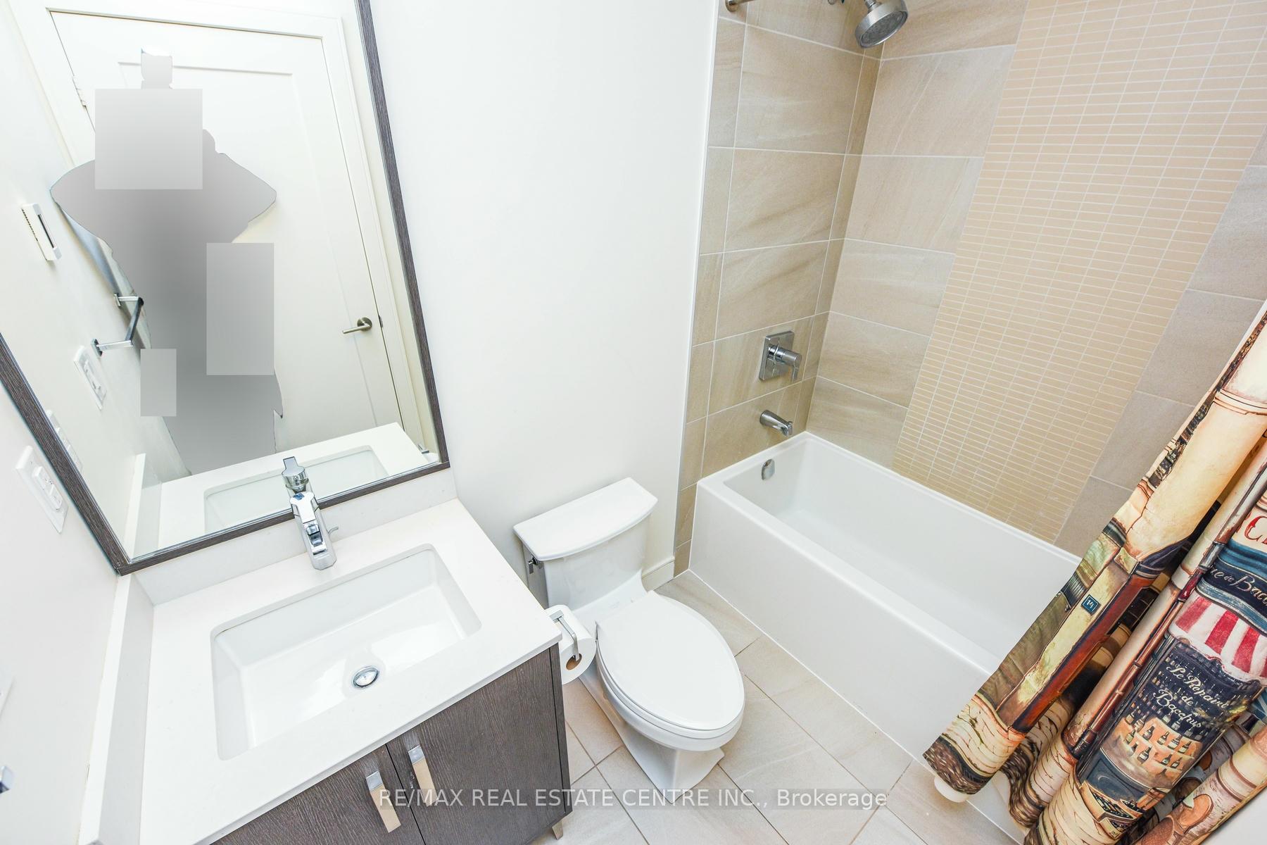 2 Bedrooms Condo at 1575 Lakeshore,  Mississauga For sale