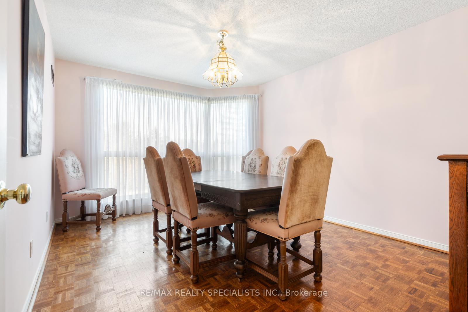 2 Bedrooms Condo at 1800 The Collegeway, Mississauga For sale