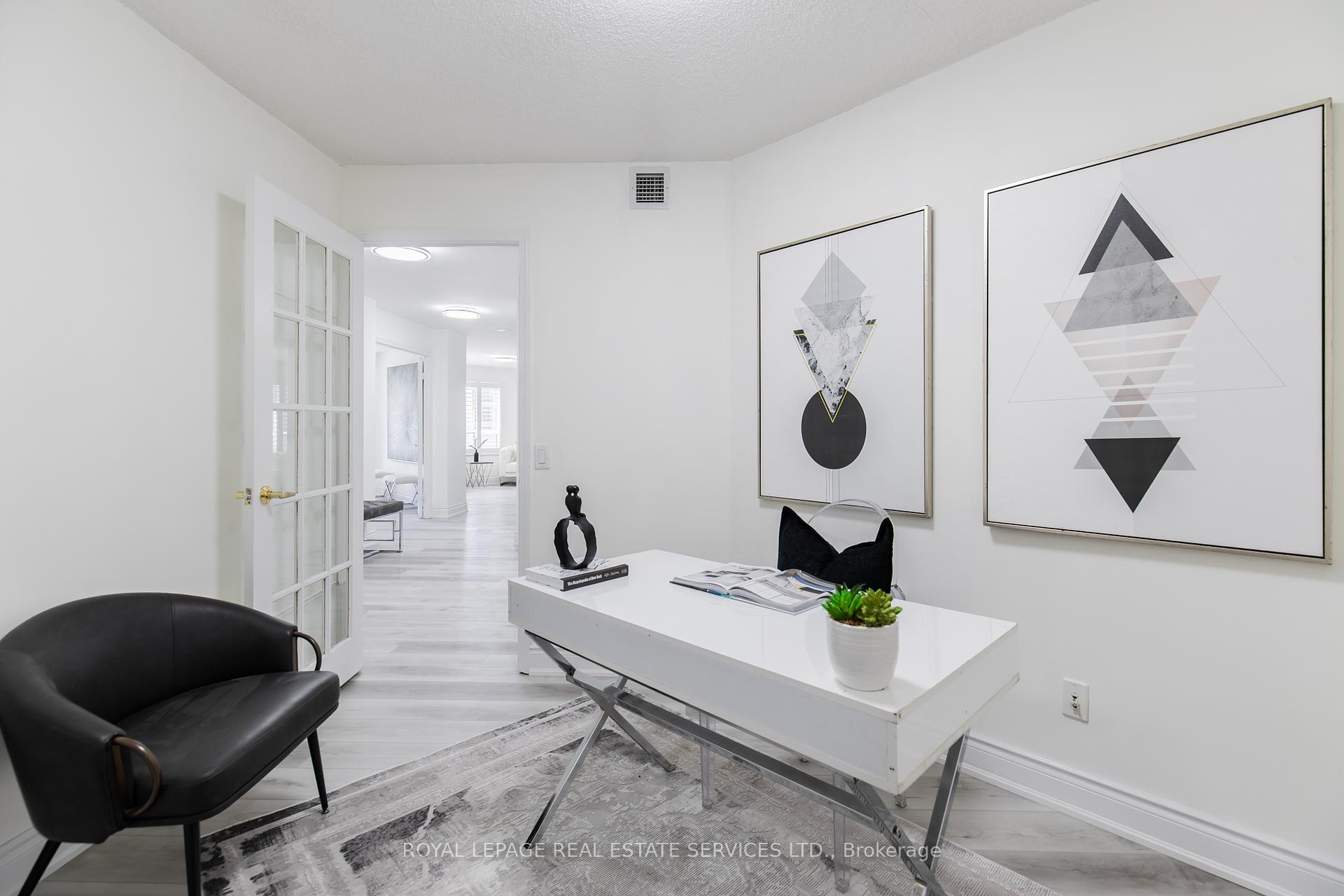 3 Bedrooms Condo at 25 Kingsbridge Garden, Mississauga For sale