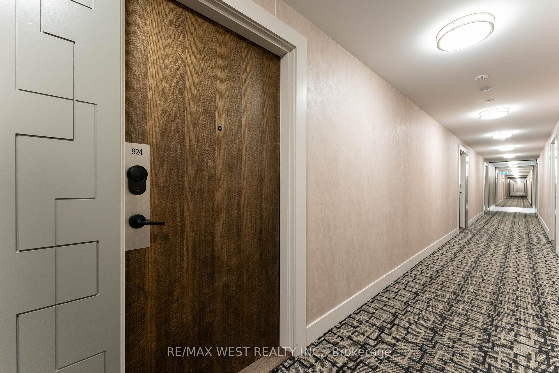 1 Bedroom Condo at 100 Eagle Rock, Vaughan For sale