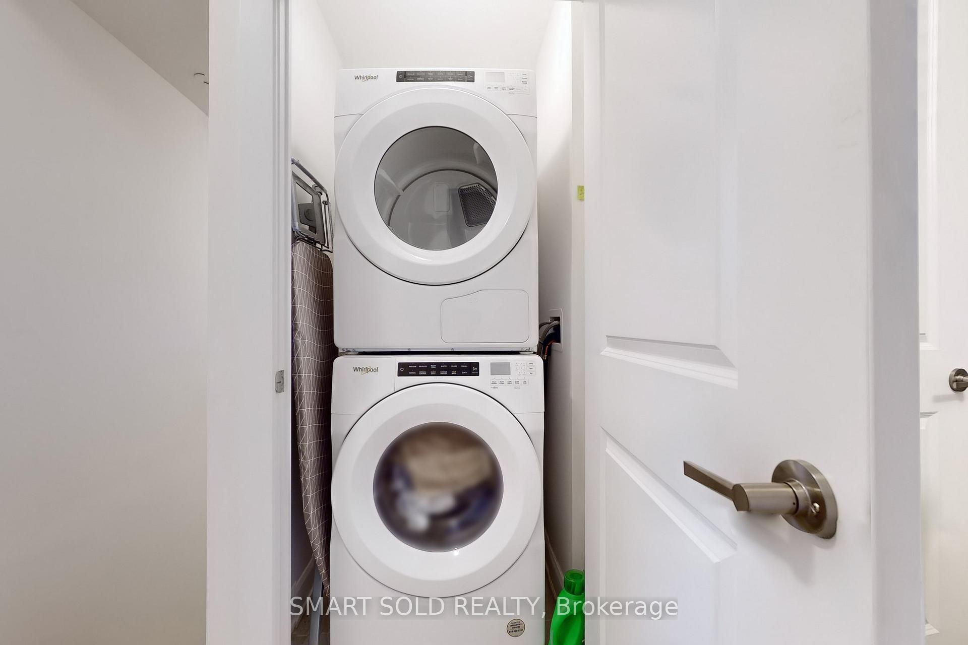 2 Bedrooms Condo at 3200 William Coltson, Oakville For sale
