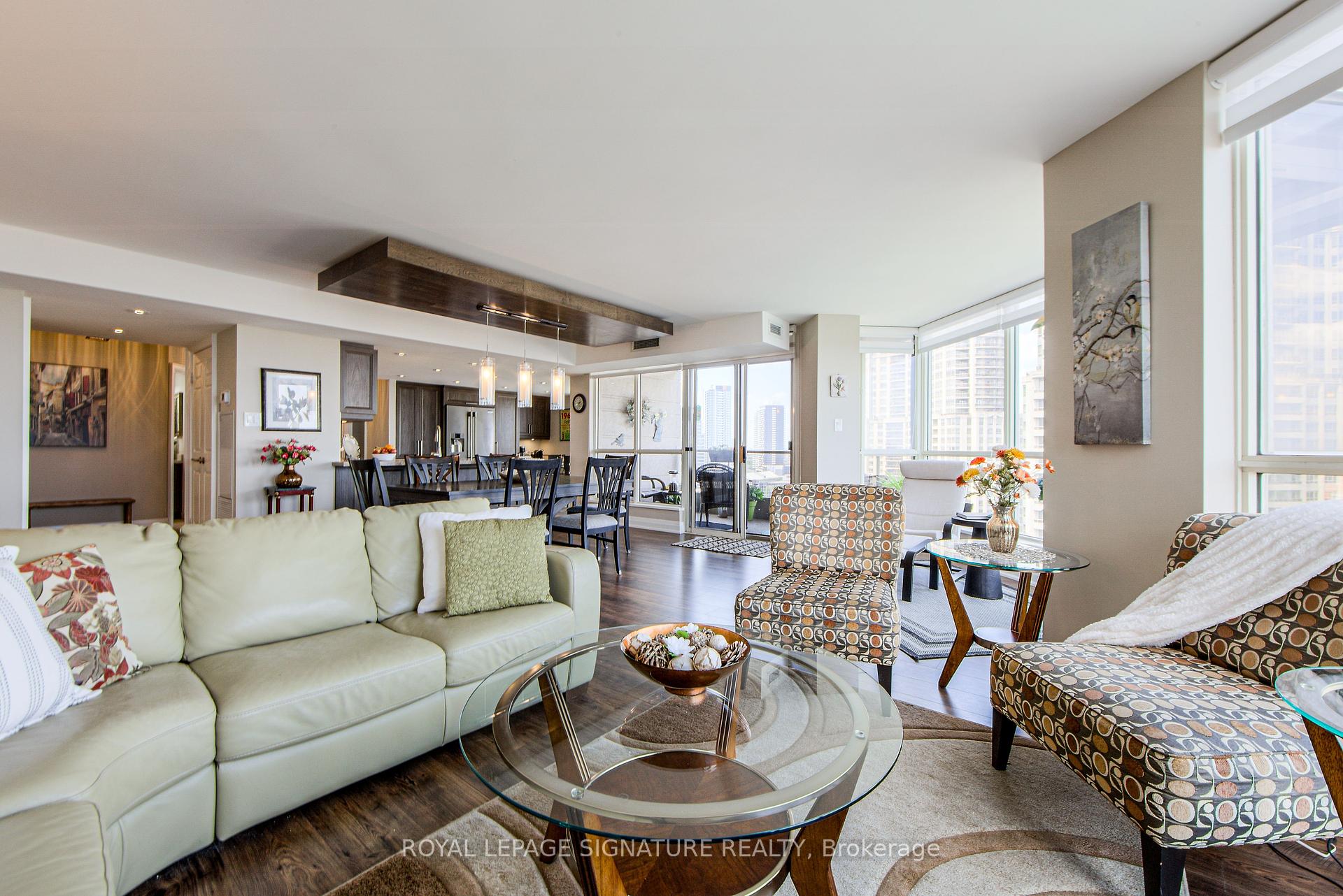 3 Bedrooms Condo at 55 Kingsbridge Garden, Mississauga For sale
