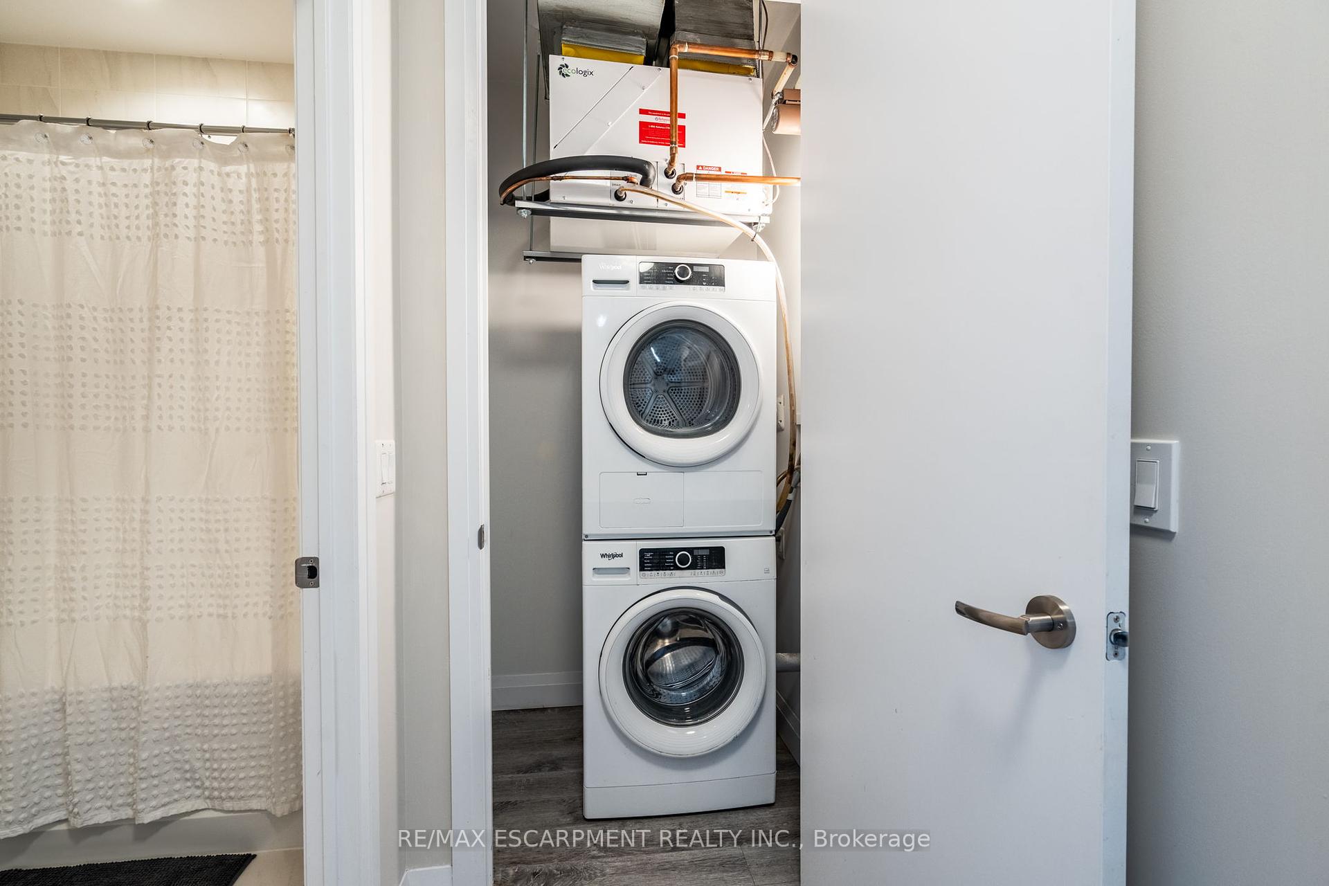 2 Bedrooms Condo at 1 Redfern, Hamilton For sale