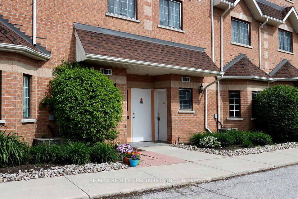 #105 - 98 William Street, Mississauga, ON L5M 1J5