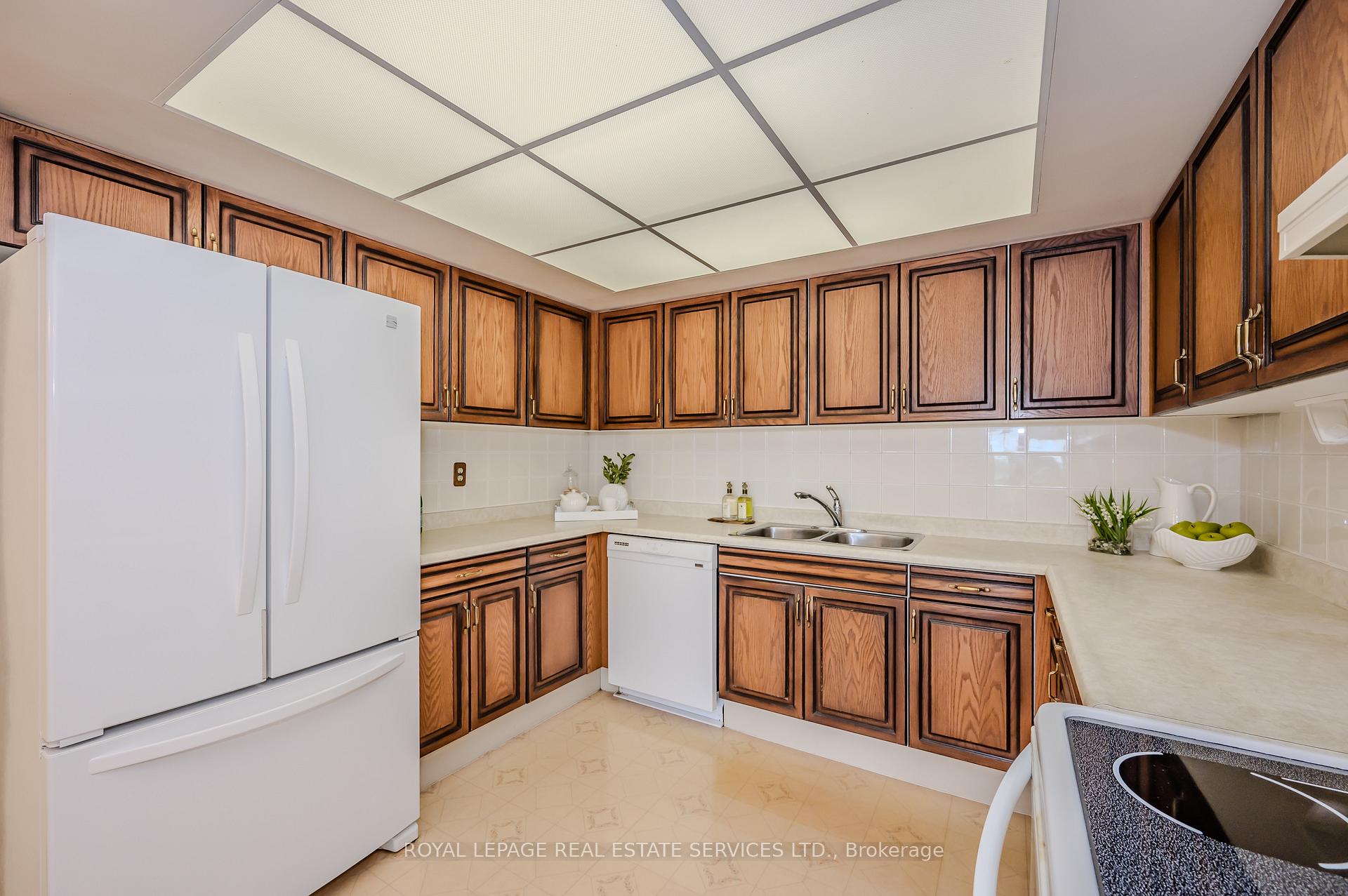 2 Bedrooms Condo at 2180 Marine,  Oakville For sale
