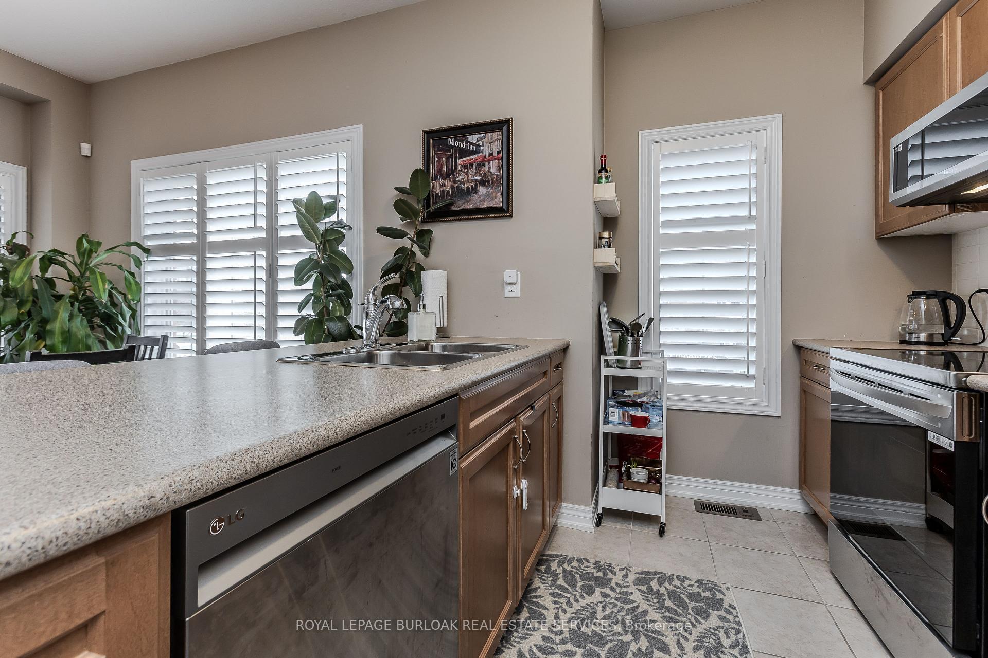 3 Bedrooms Condo at 1401 Plains, Burlington For sale