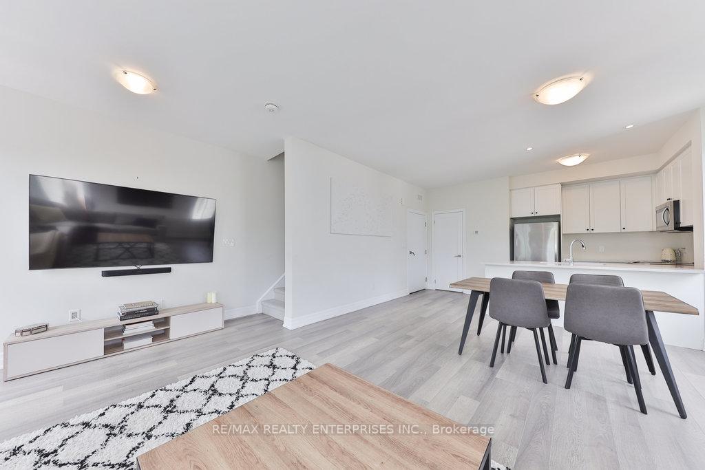 2 Bedrooms Condo at 657 Cricklewood, Mississauga For sale