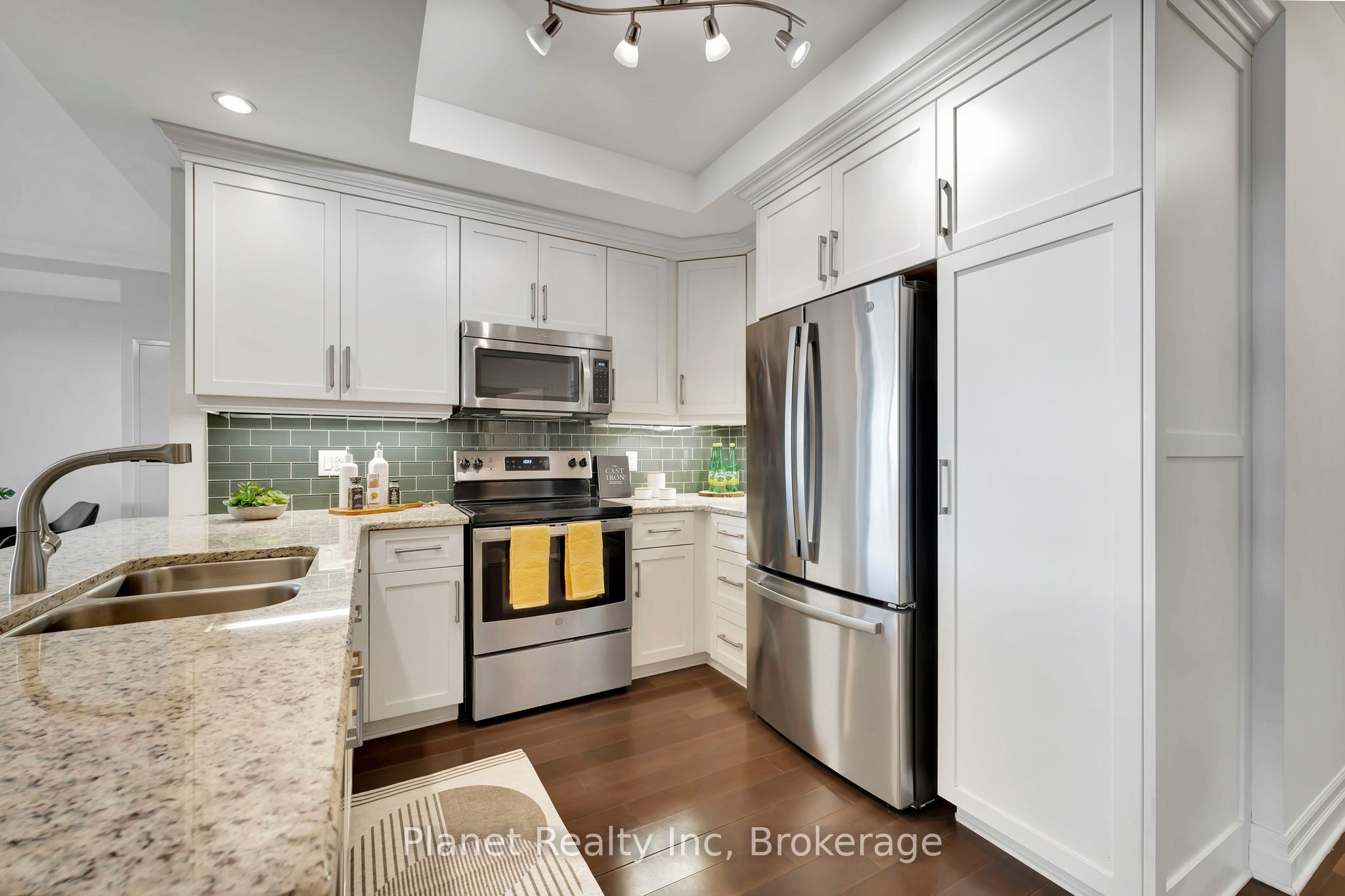 160 Macdonell Street, #906