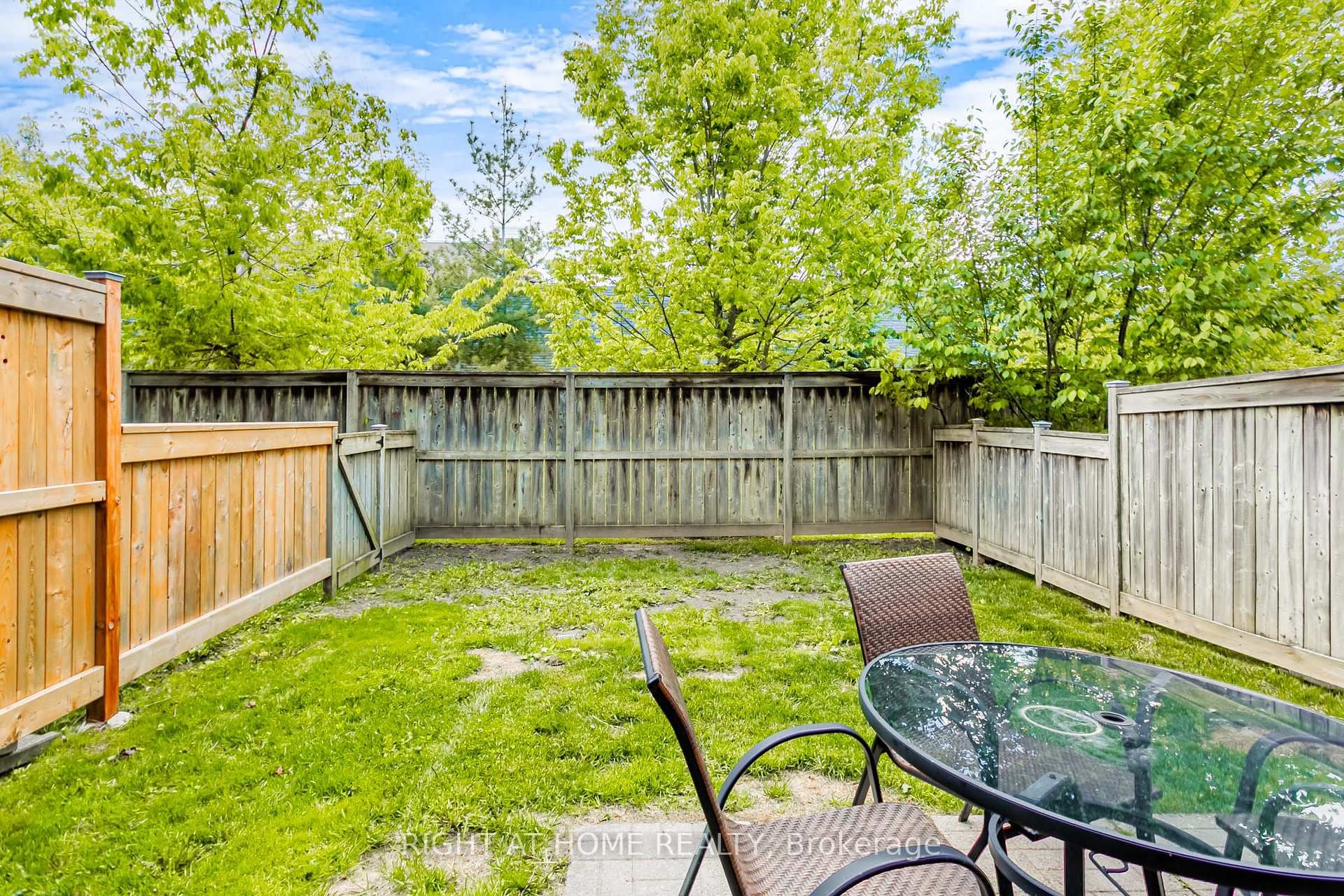 4 Bedrooms Condo at 5223 Fairford, Mississauga For sale