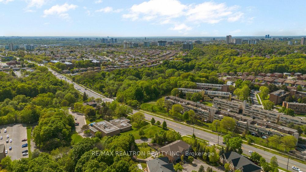 4 Bedrooms Condo at 31 Treeland, Toronto For sale