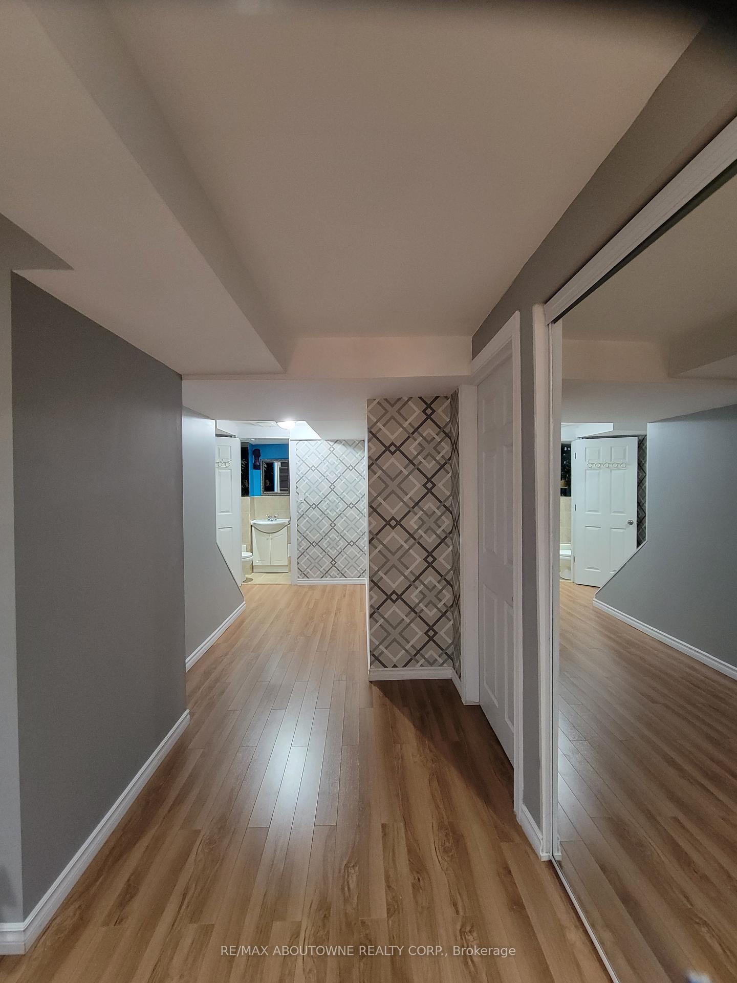 3 Bedrooms Condo at 1 Royalwood, Hamilton For sale