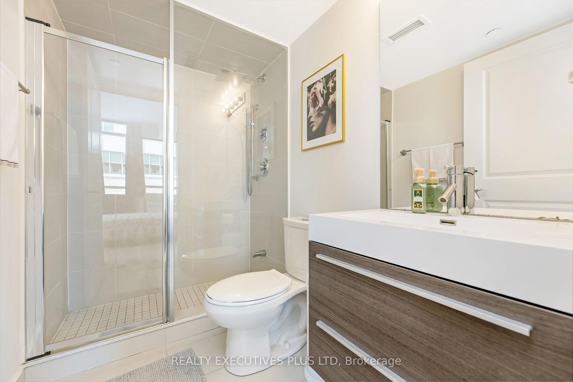 3 Bedrooms Condo at 8 Fieldway, Toronto For sale