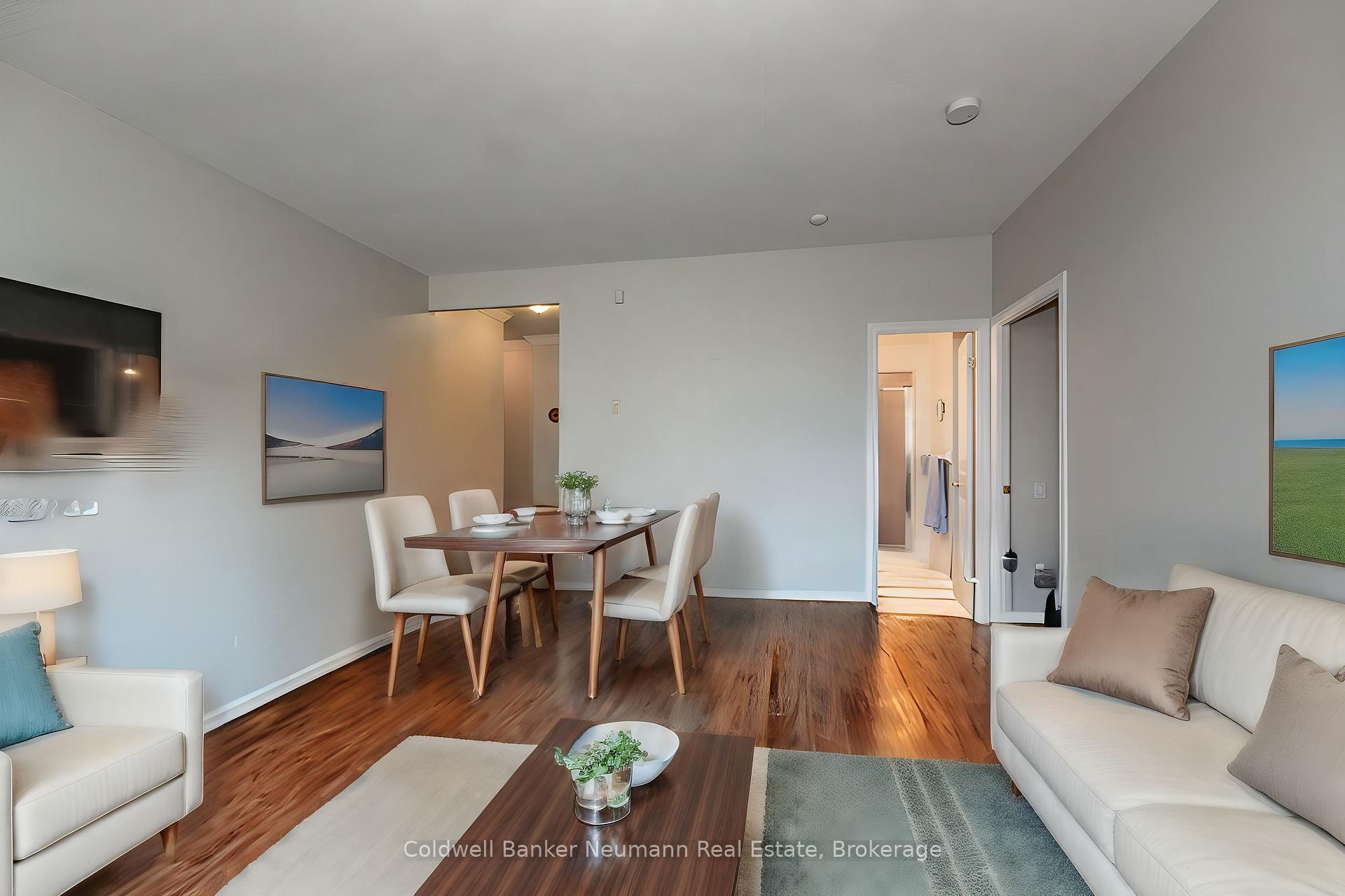 2 Bedrooms Condo at 60 Old Mill, Oakville For sale