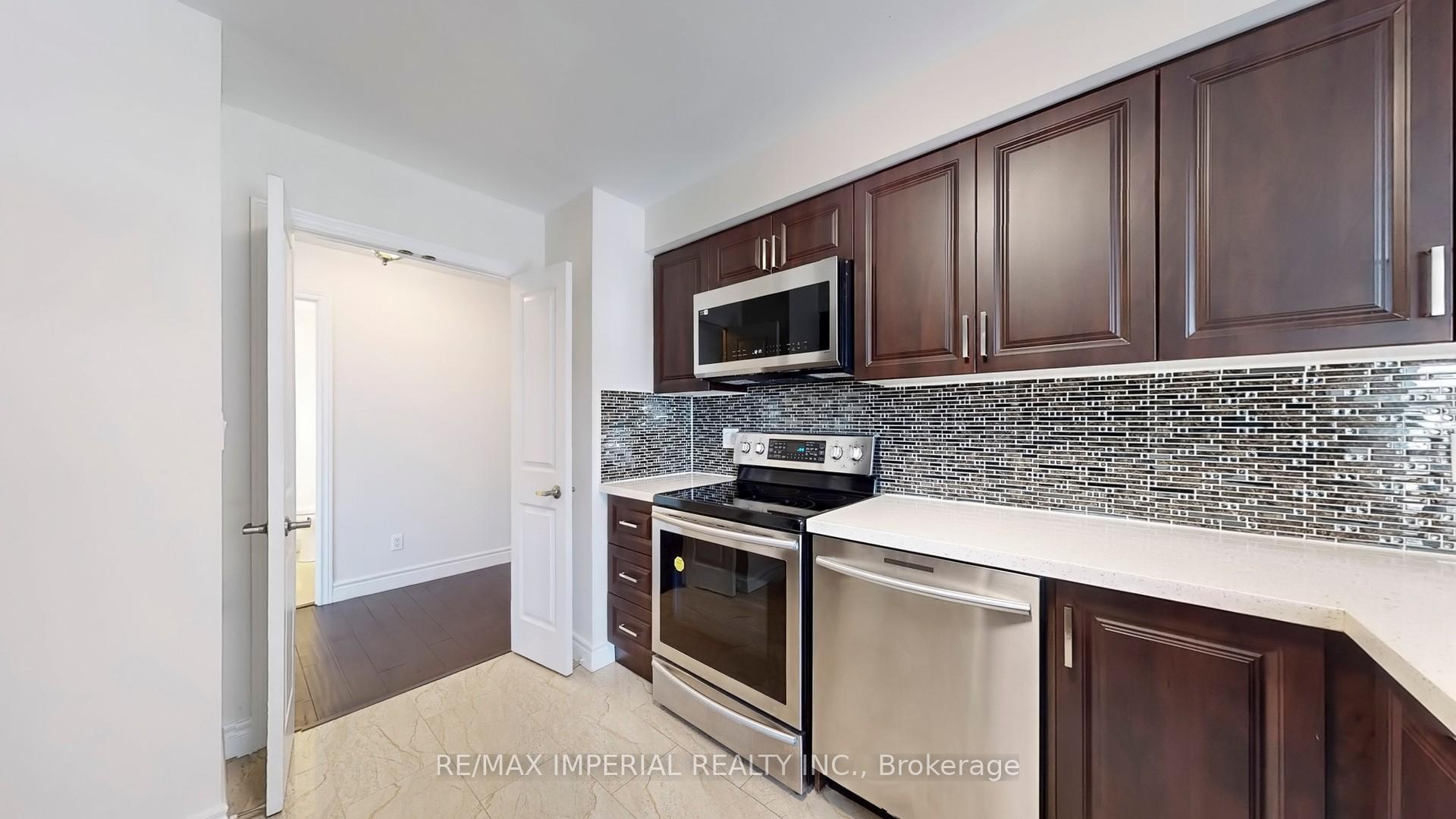 3 Bedrooms Condo at 18 Hollywood, Toronto For sale