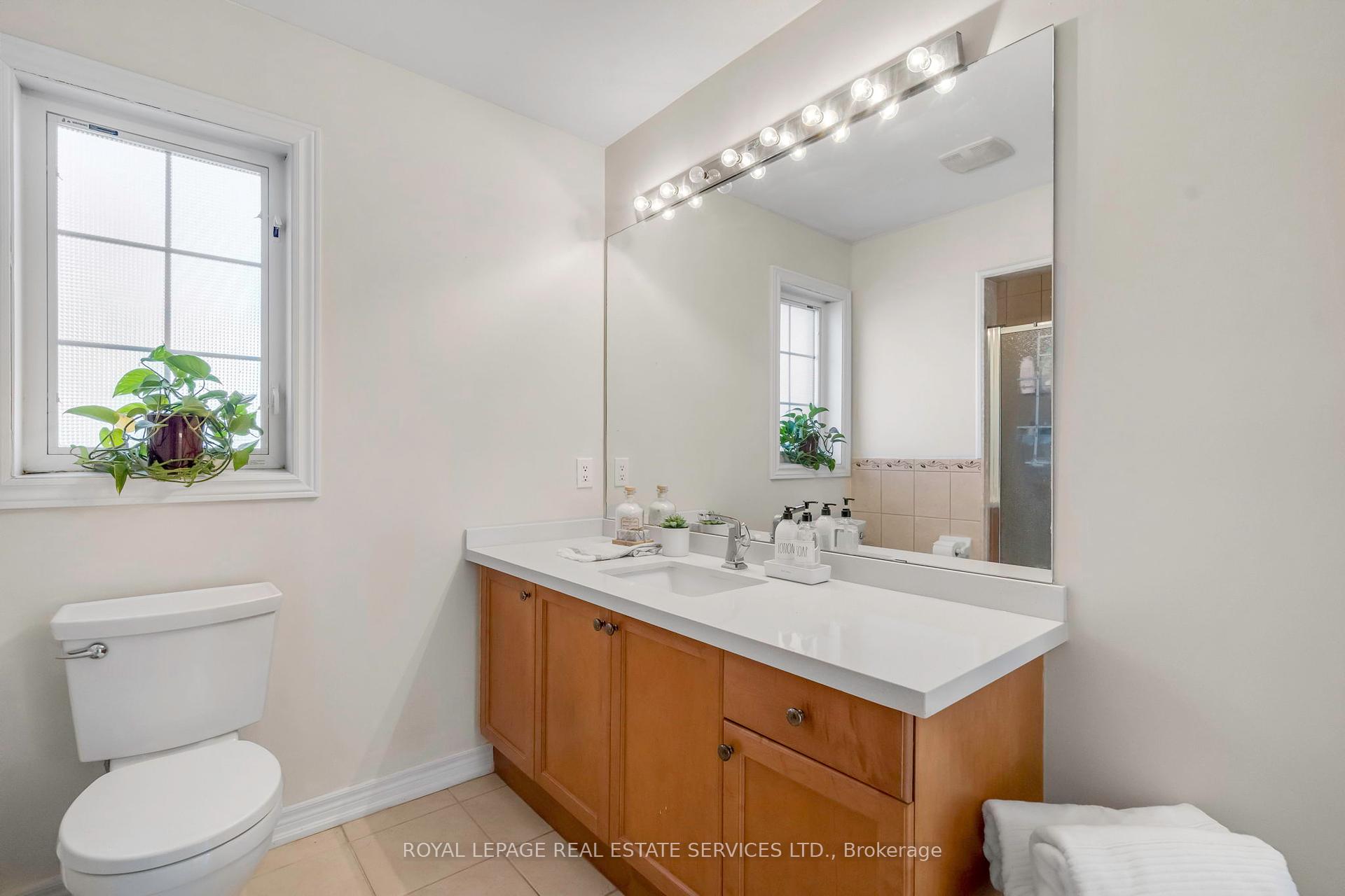 3 Bedrooms Condo at 3040 Fifth, Mississauga For sale
