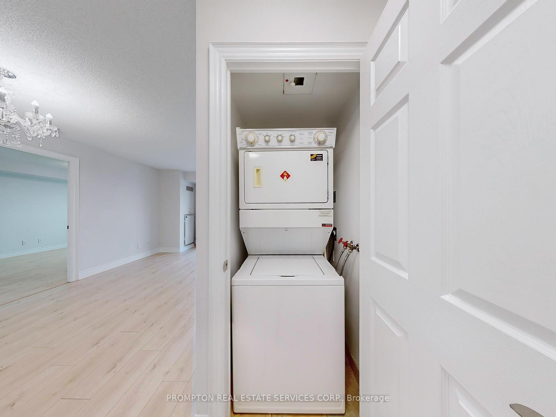 2 Bedrooms Condo at 15 Greenview, Toronto For sale