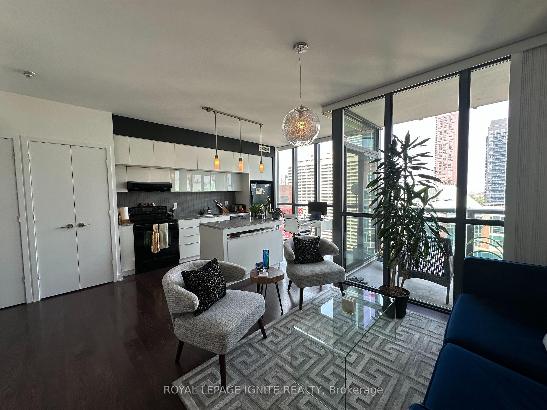 2 Bedrooms Condo at 110 Charles, Toronto For sale