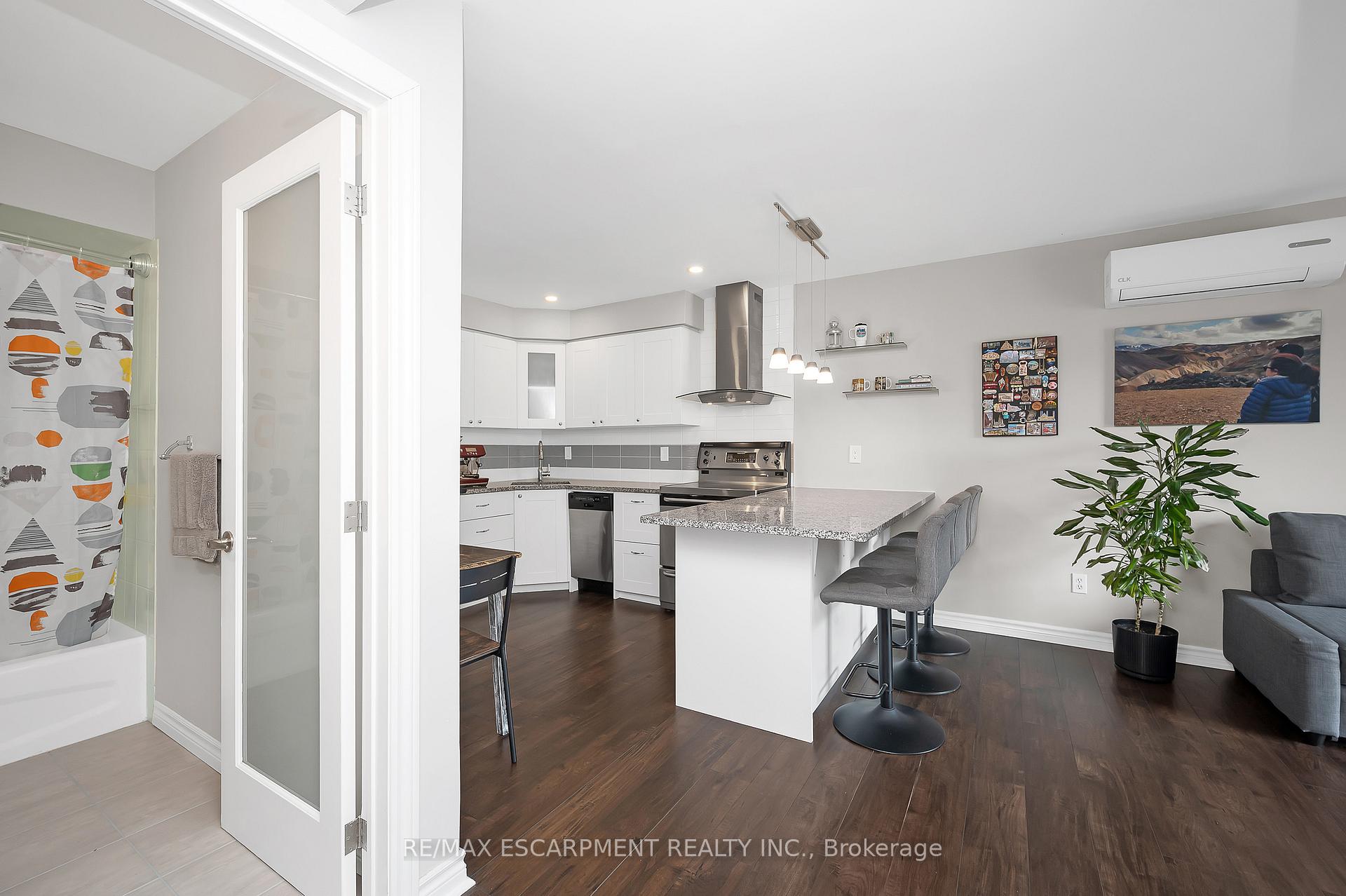 2 Bedrooms Condo at 28 Victoria, Hamilton For sale