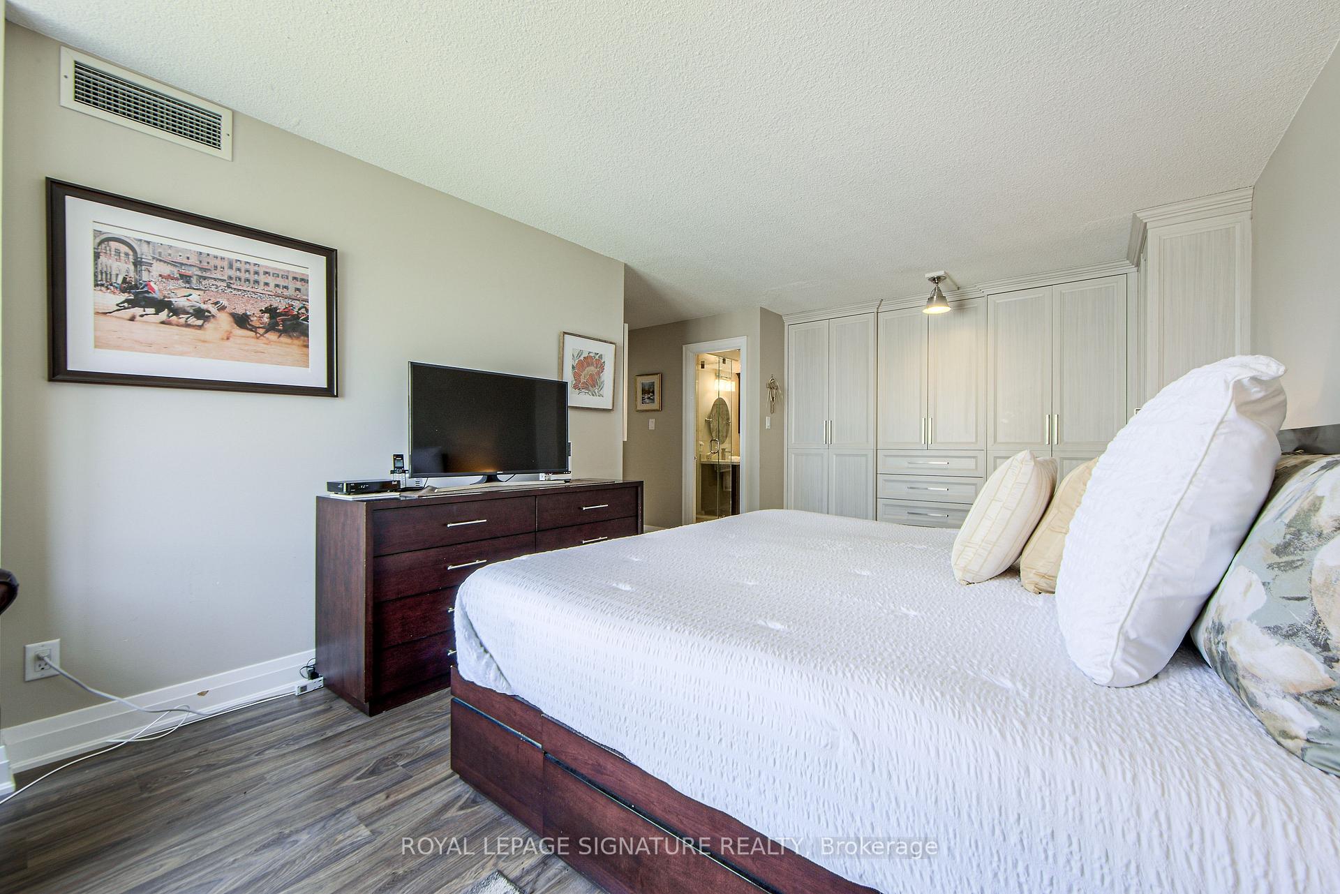 3 Bedrooms Condo at 55 Kingsbridge Garden, Mississauga For sale